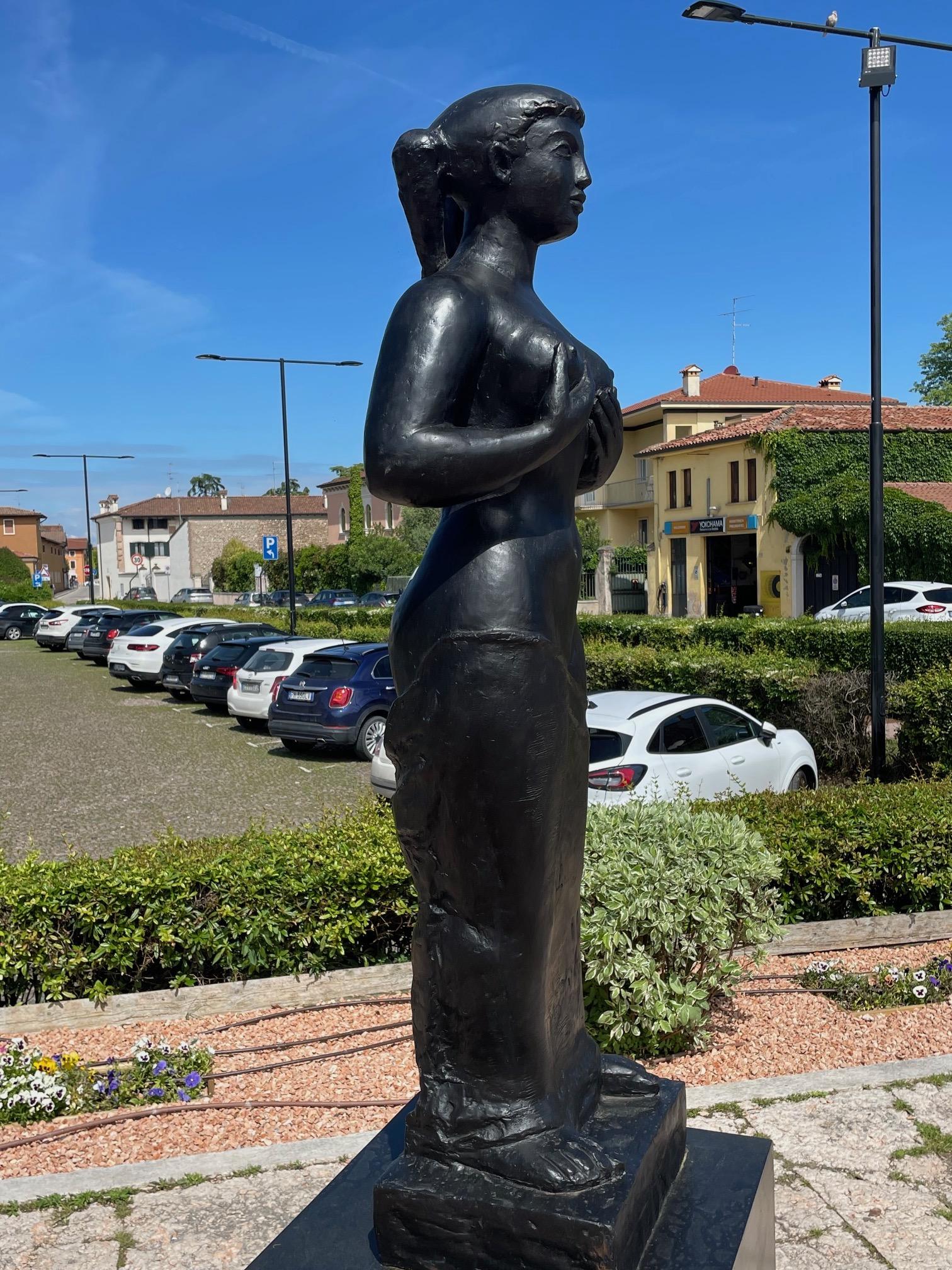 Vestale debout d'après Volti - Gold Nude Sculpture par Antoniucci Volti