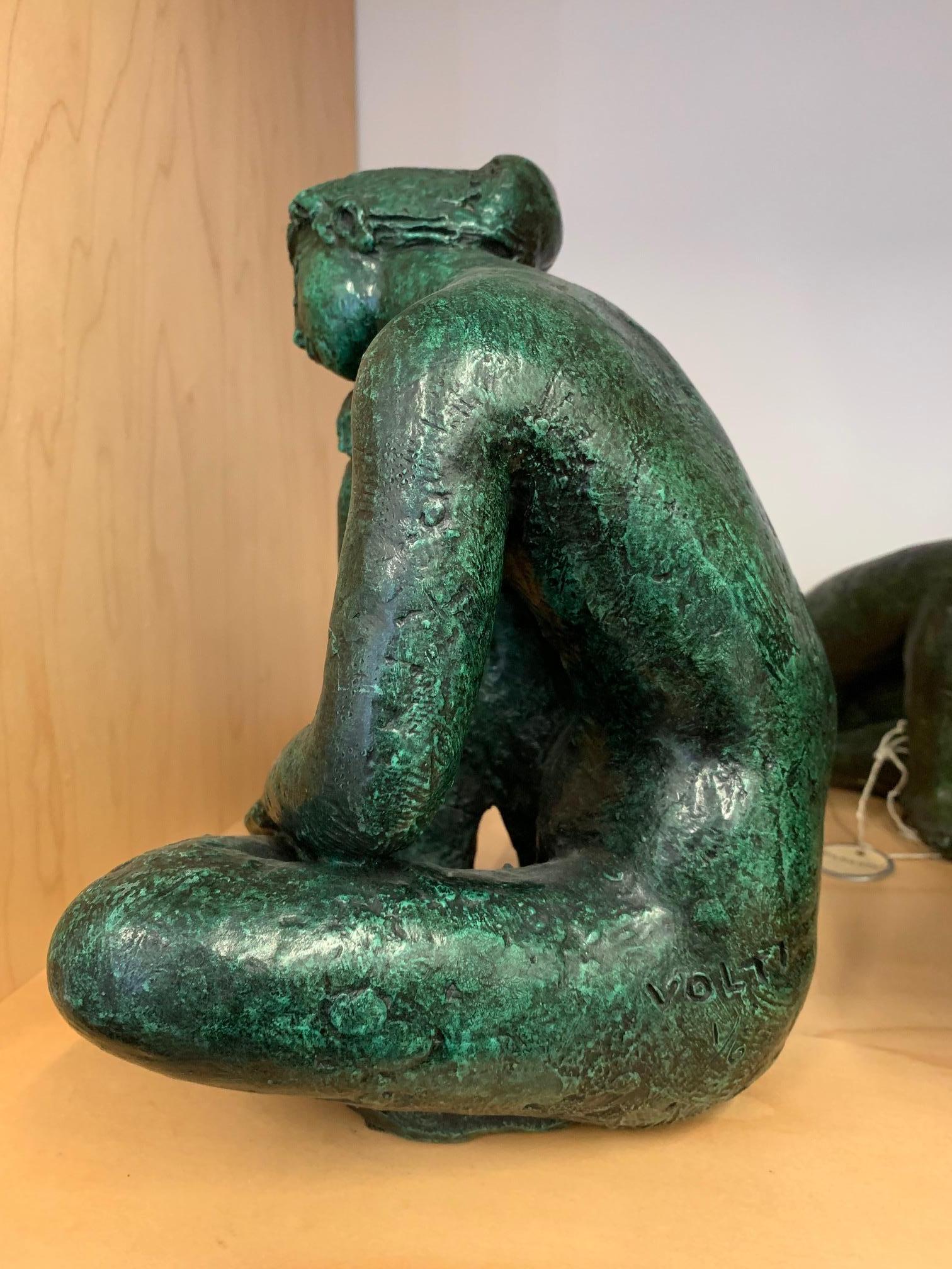 Cette petite sculpture figurative féminine en bronze d'Antoniucci Volti a une belle patine verte et est une édition 1 de 6. 

Antoniucci Volti, de son vrai nom Voltigero, est un sculpteur, dessinateur et graveur français d'origine italienne, né en