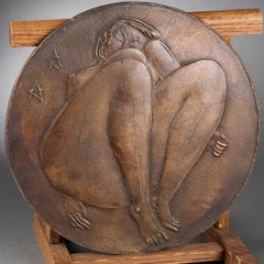 Antonuicci Volti : "Femme Assise, Genoux Repliés", Médaillon En Bronze Patiné