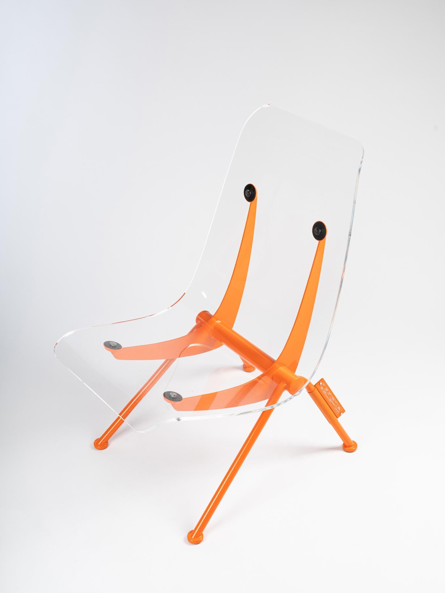 2019 hat die Schweizer Möbelmarke Vitra Virgil Abloh gebeten, sich vorzustellen, wie das Zuhause der Zukunft aussehen könnte. Abloh kuratierte nicht nur eine wunderschöne Show, sondern kreierte auch drei Produkte aus dem Vitra-Archiv. 

Der