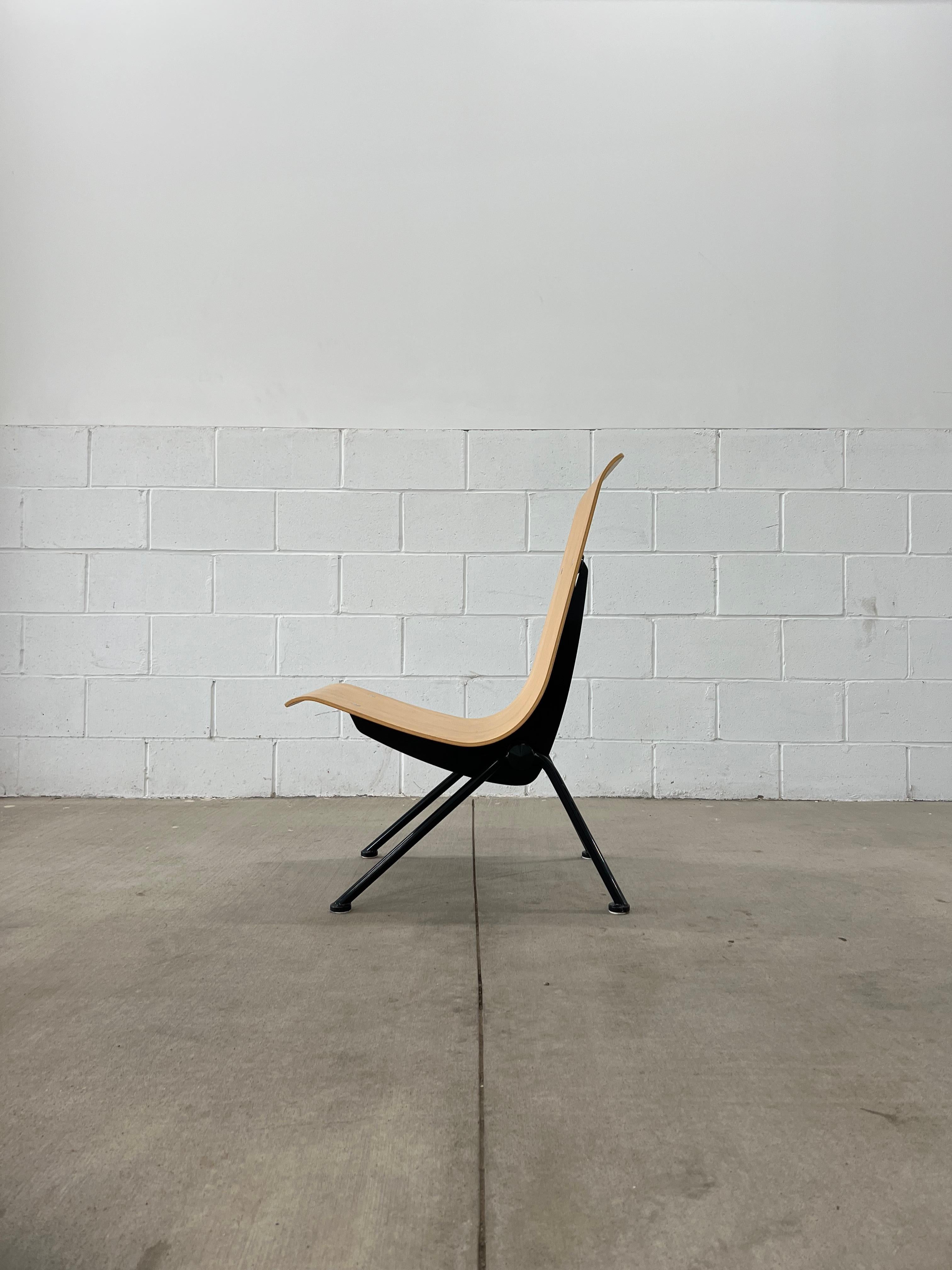 Chaise longue Antoni de Jean Prouvé pour Vitra, 2002. Authentique et labellisé. 1 disponible.