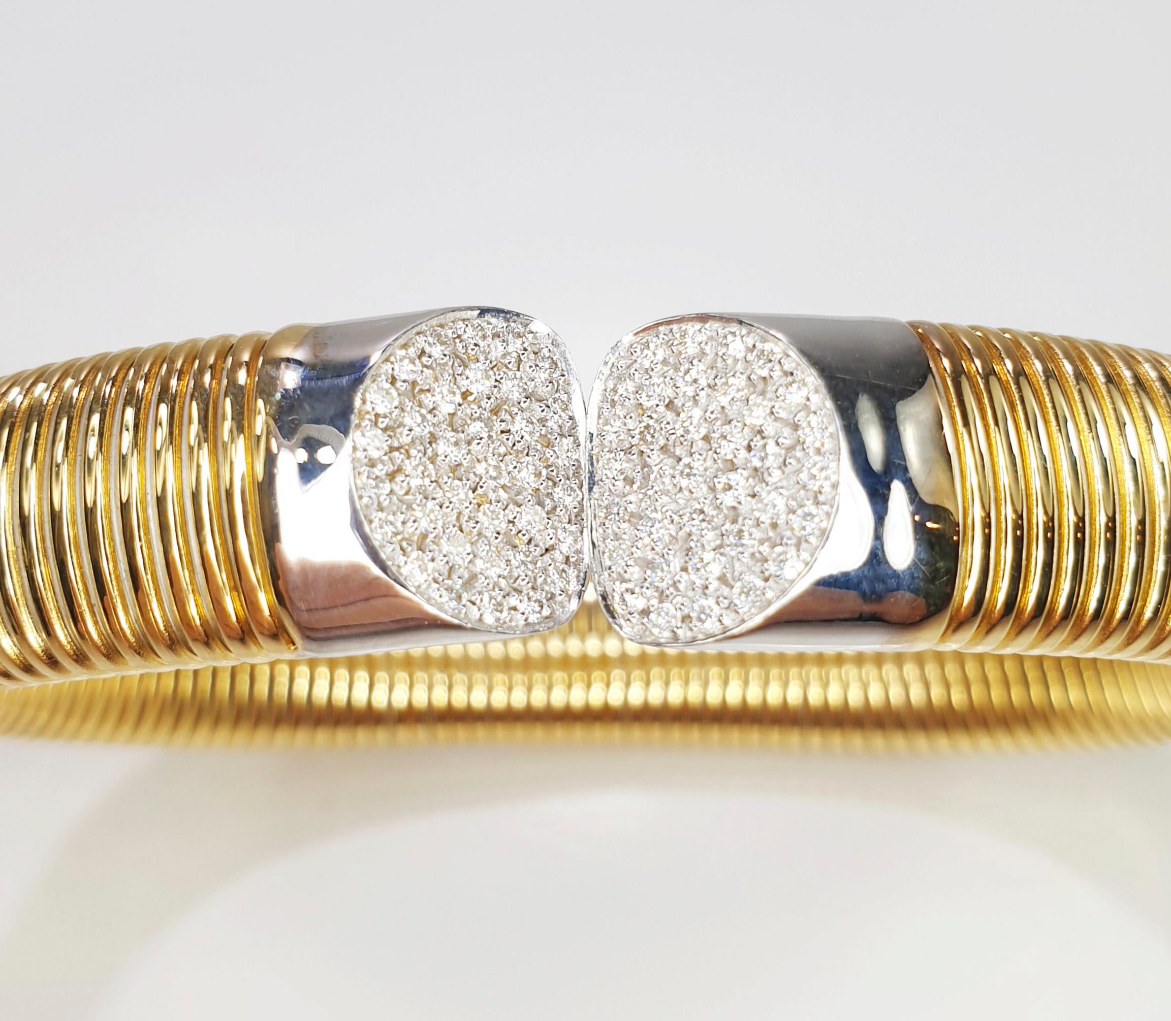 Antora Tubogas 18 Karat Roségold und Diamanten Diamantarmband
Flexibles und anpassungsfähiges Armband mit Tubogas Handwerkskunst, die mittlere bis große Größen passt.
Erhältlich in drei Goldfarben, Gelb, Weiß und Rosé.
25,10gr und 0.50Karat