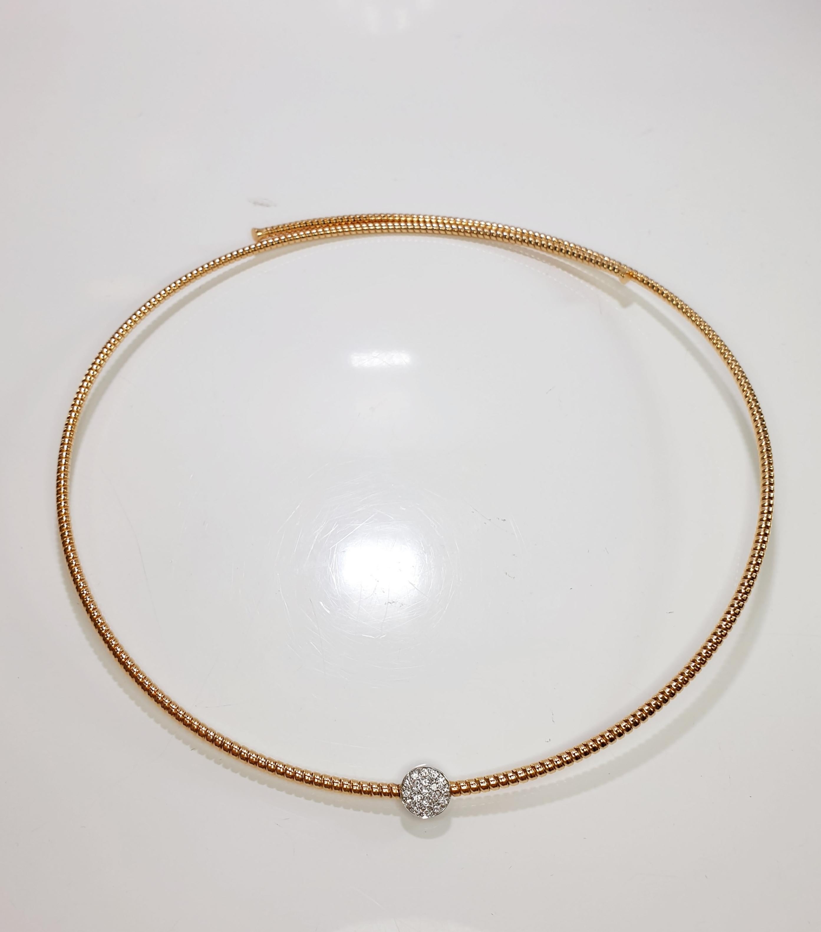 Flexibles und anpassungsfähiges Collier mit Tubogas-Handwerk (Titaniumbasis und massiver Goldguss)  die für mittlere bis große Größen geeignet ist.
Erhältlich in den drei Farben Gold, Gelb, Weiß und Rosé.
11,40gr Gold  und 0,25Karat