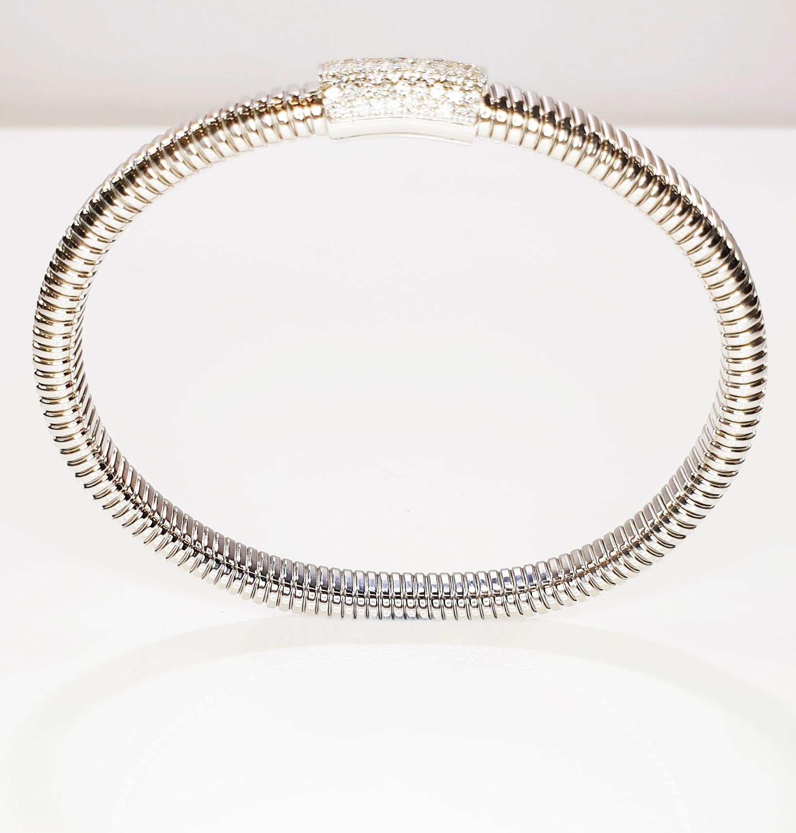 Flexible and adaptable necklace with tubogas craftmanship that fits medium to large sizes.
Available in three colours of gold, yellow, white and rose.
13,20gr 18k gold  and 0.25Carat Diamonds

Made in Antora, Catania Italy since 2001, the year when