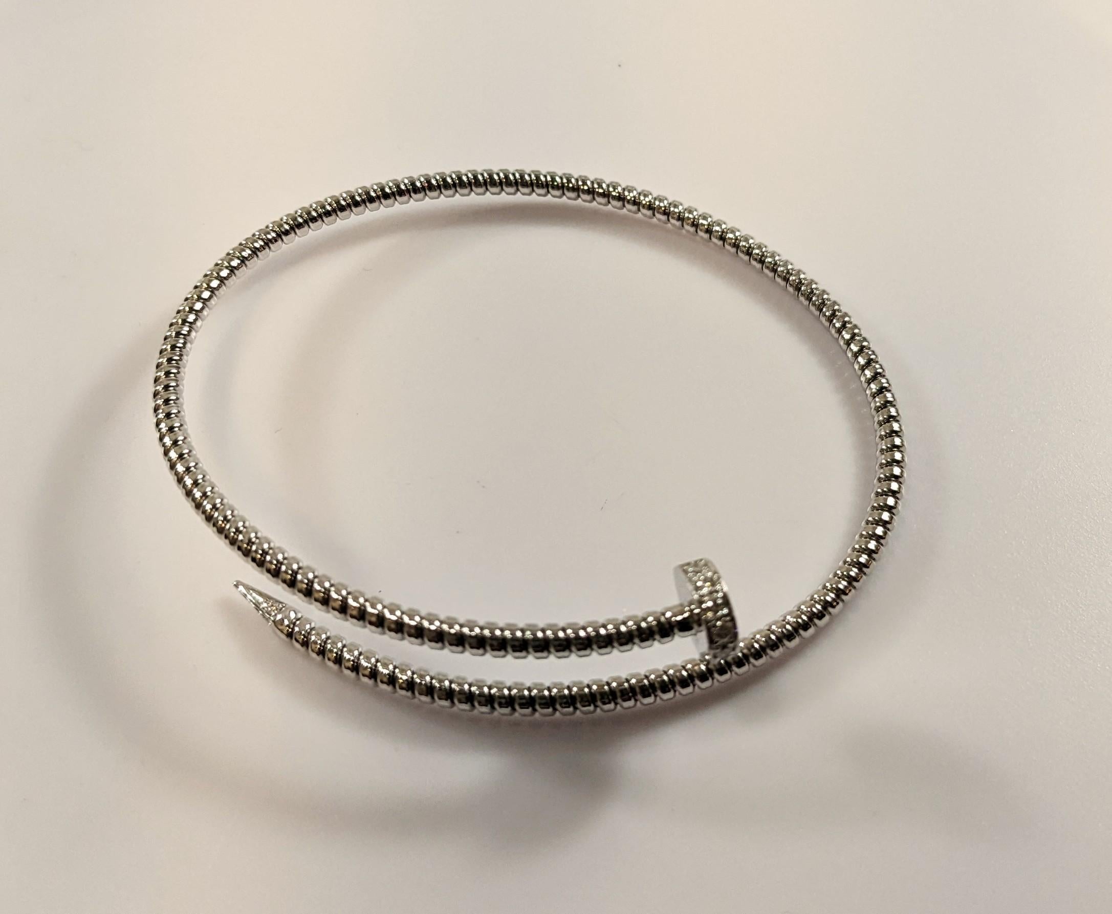 Flexibles und anpassungsfähiges Armband mit Tubogas Handwerkskunst, die Handgelenke von 7,87 Zoll mittel bis groß passt
Erhältlich in den drei Farben Gold, Gelb, Weiß und Rosé. 
6,7GR und 0,15Karat Diamanten
Verfügbarkeit anfragen, wenn vorrätig 5