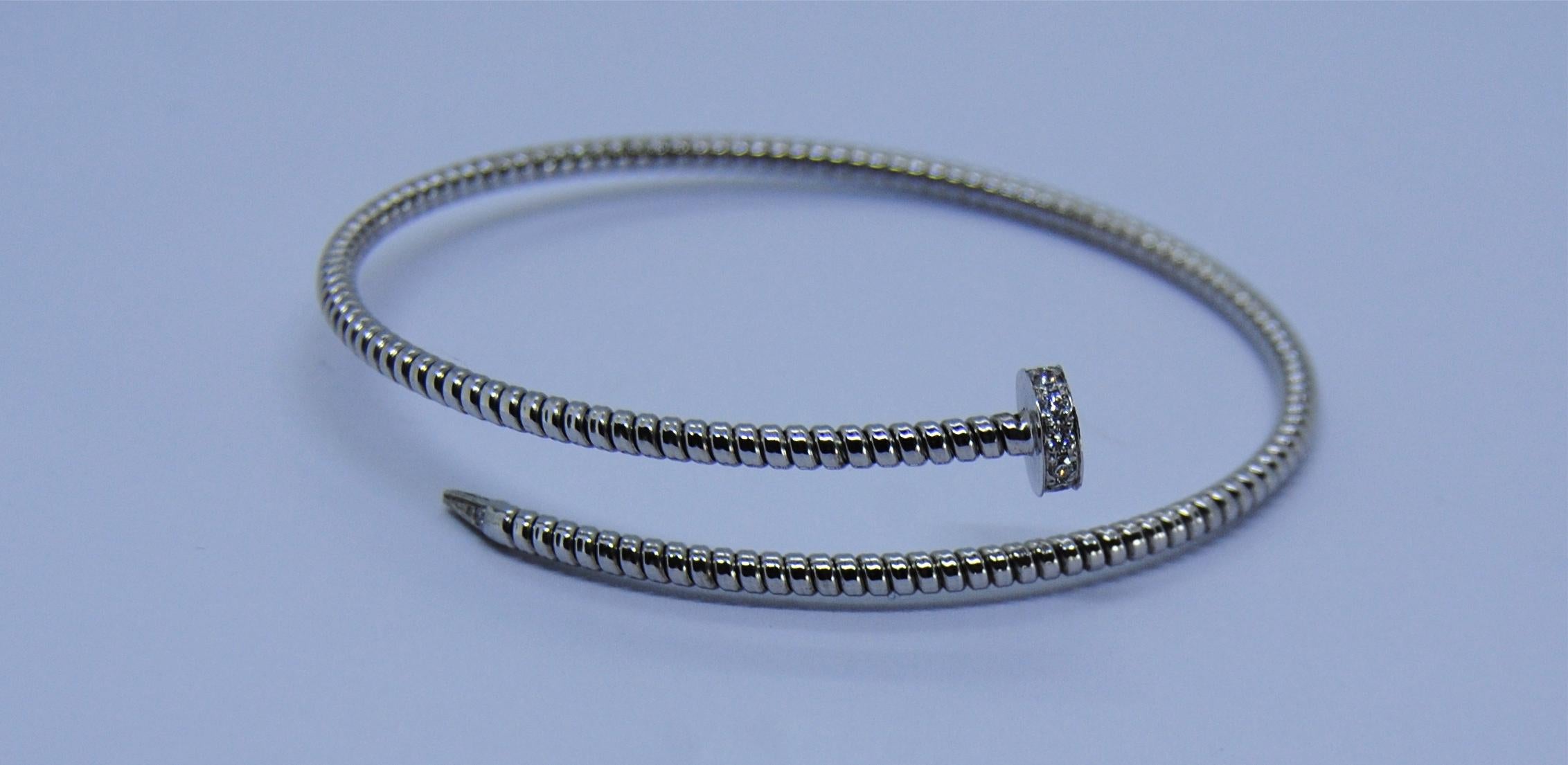 Flexibles und anpassungsfähiges Armband mit Tubogas Handwerkskunst, die Handgelenke von 7,87 Zoll mittel bis groß passt
Erhältlich in den drei Farben Gold, Gelb, Weiß und Rosé. 
6,7GR und 0,15Karat Diamanten
Verfügbarkeit anfragen, wenn vorrätig 5