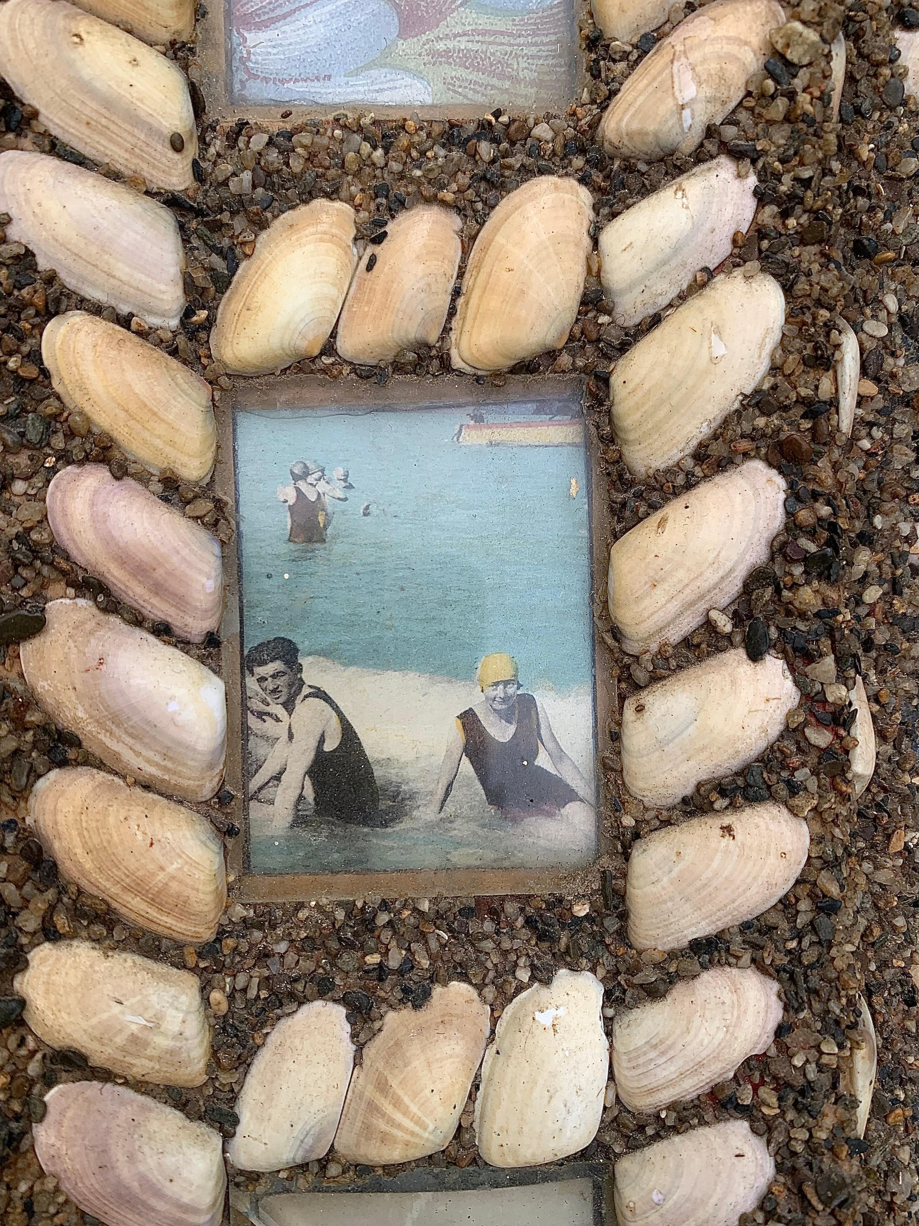 Cadre photo antique d'art populaire des années 1920 Souvenirs de plage  Carte Photos Coquillages Sable en vente 8