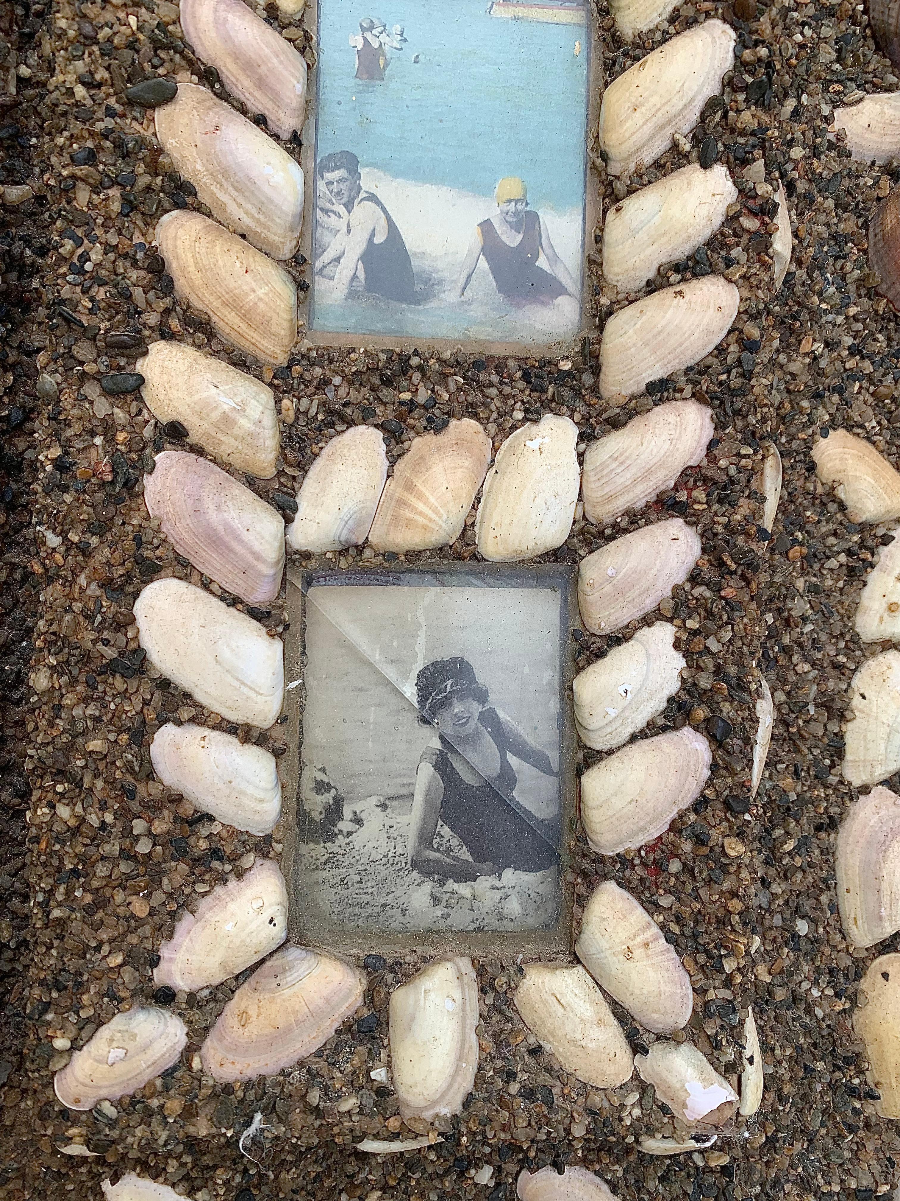 Cadre photo antique d'art populaire des années 1920 Souvenirs de plage  Carte Photos Coquillages Sable en vente 9