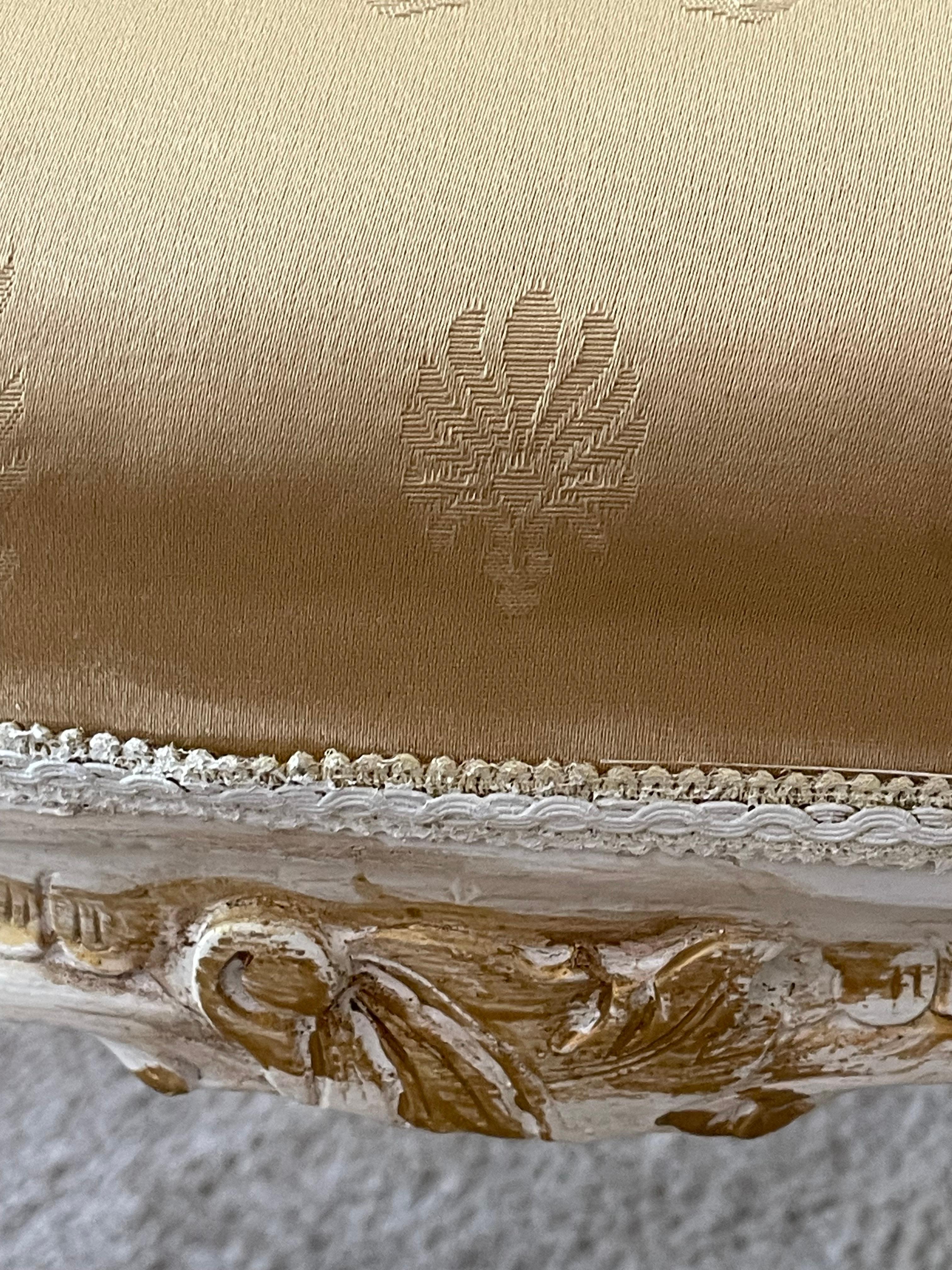 Antque Poltrona francese in stile Luigi XVI in legno di noce dipinto in vendita 2