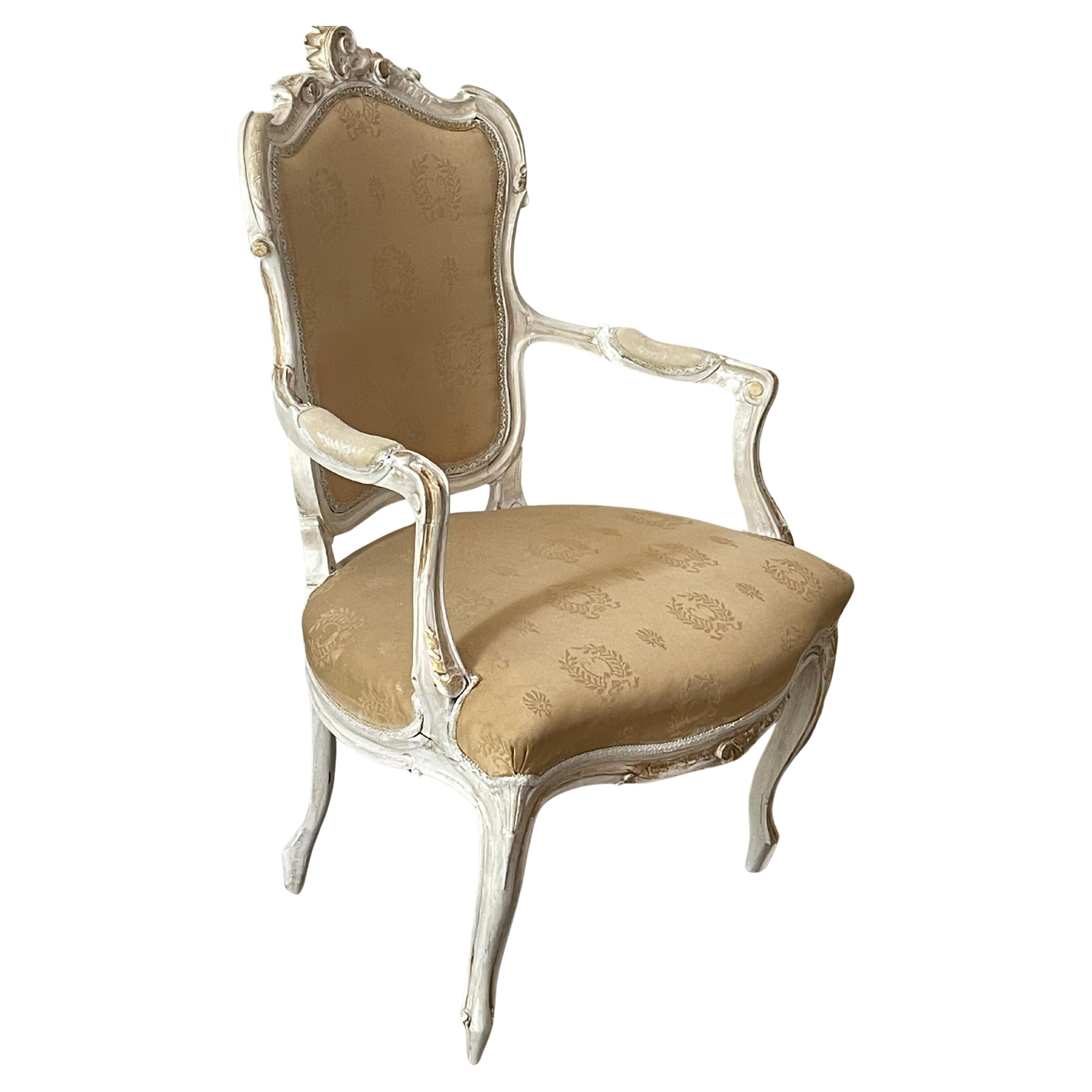 Antque Fauteuil en noyer peint de style Louis XVI