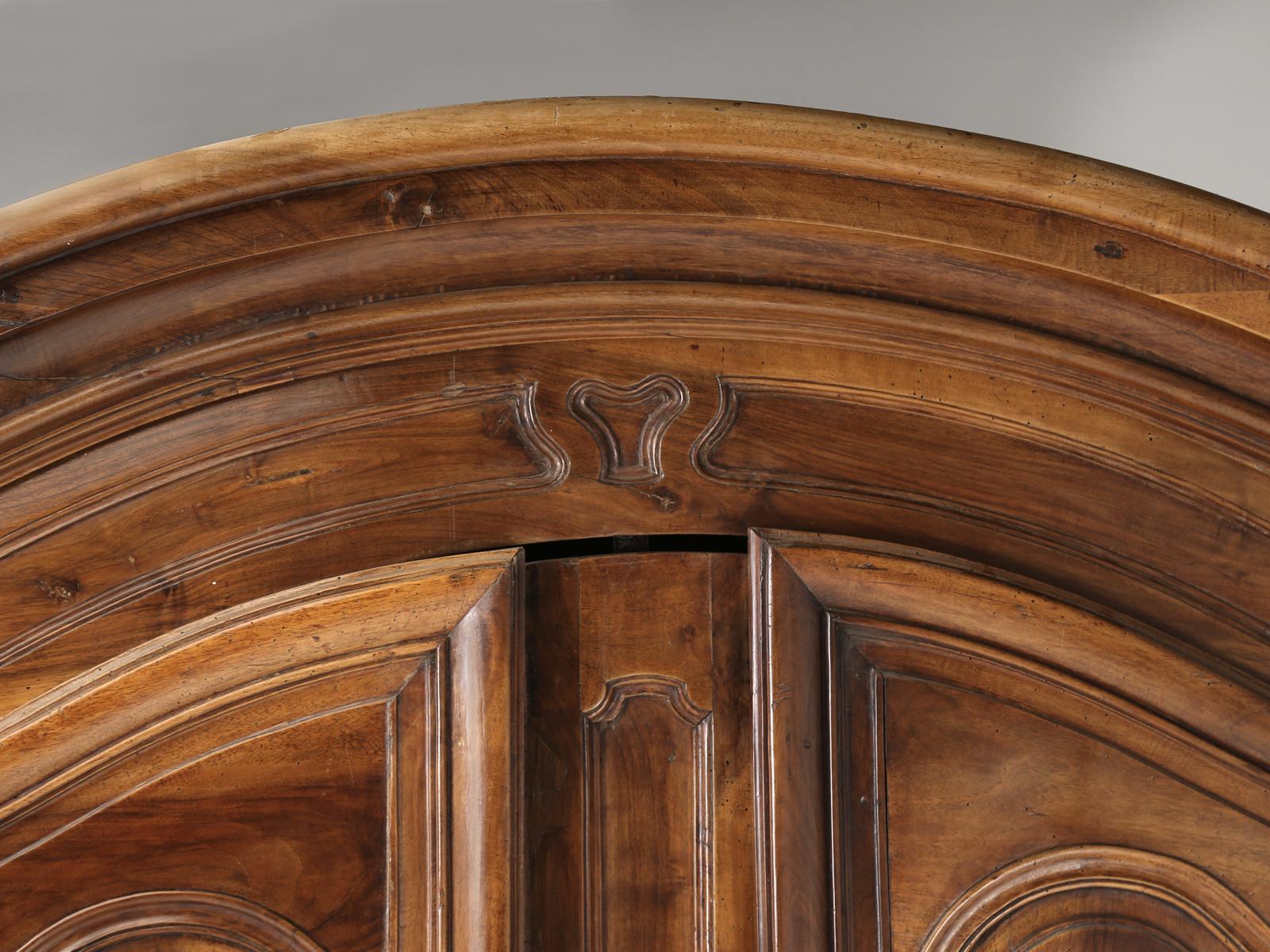 Antique Louis XV Beautiful French Book-Matched Walnut Armoire, circa 1780  In Good Condition In Chicago, IL