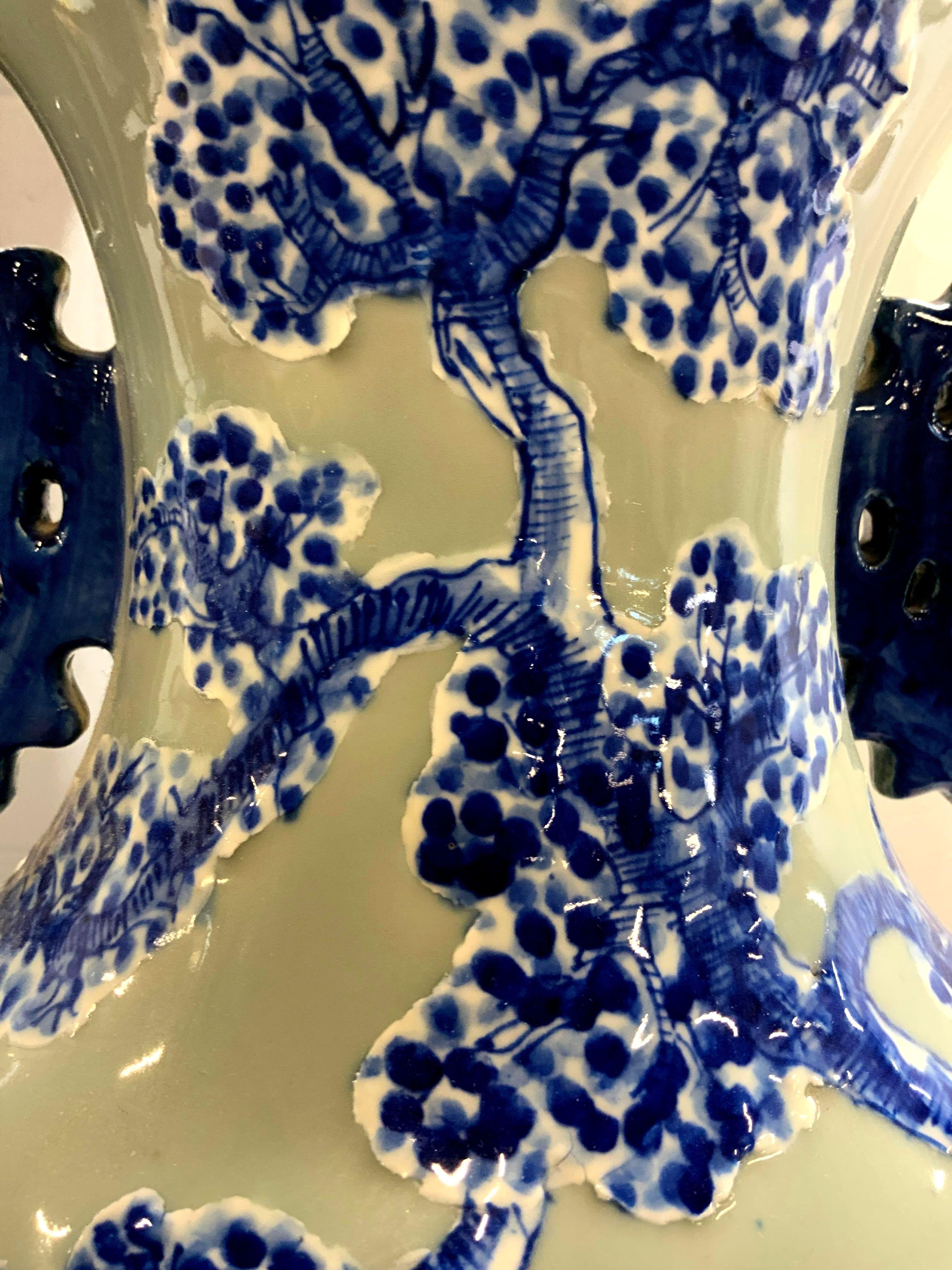 Grand vase de sol chinois antique en porcelaine bleu et blanc sur céladon en vente 2