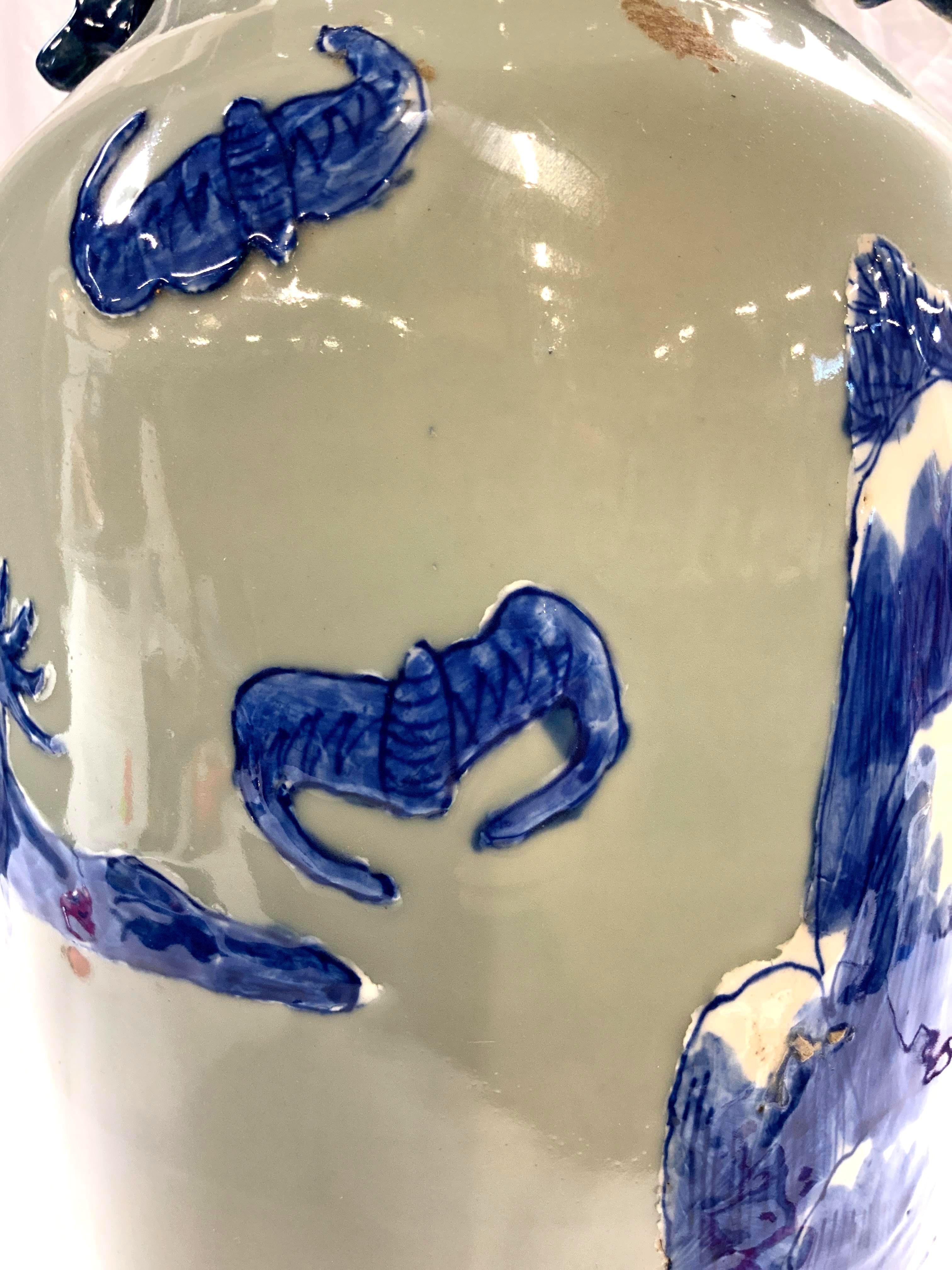Grand vase de sol chinois antique en porcelaine bleu et blanc sur céladon en vente 3