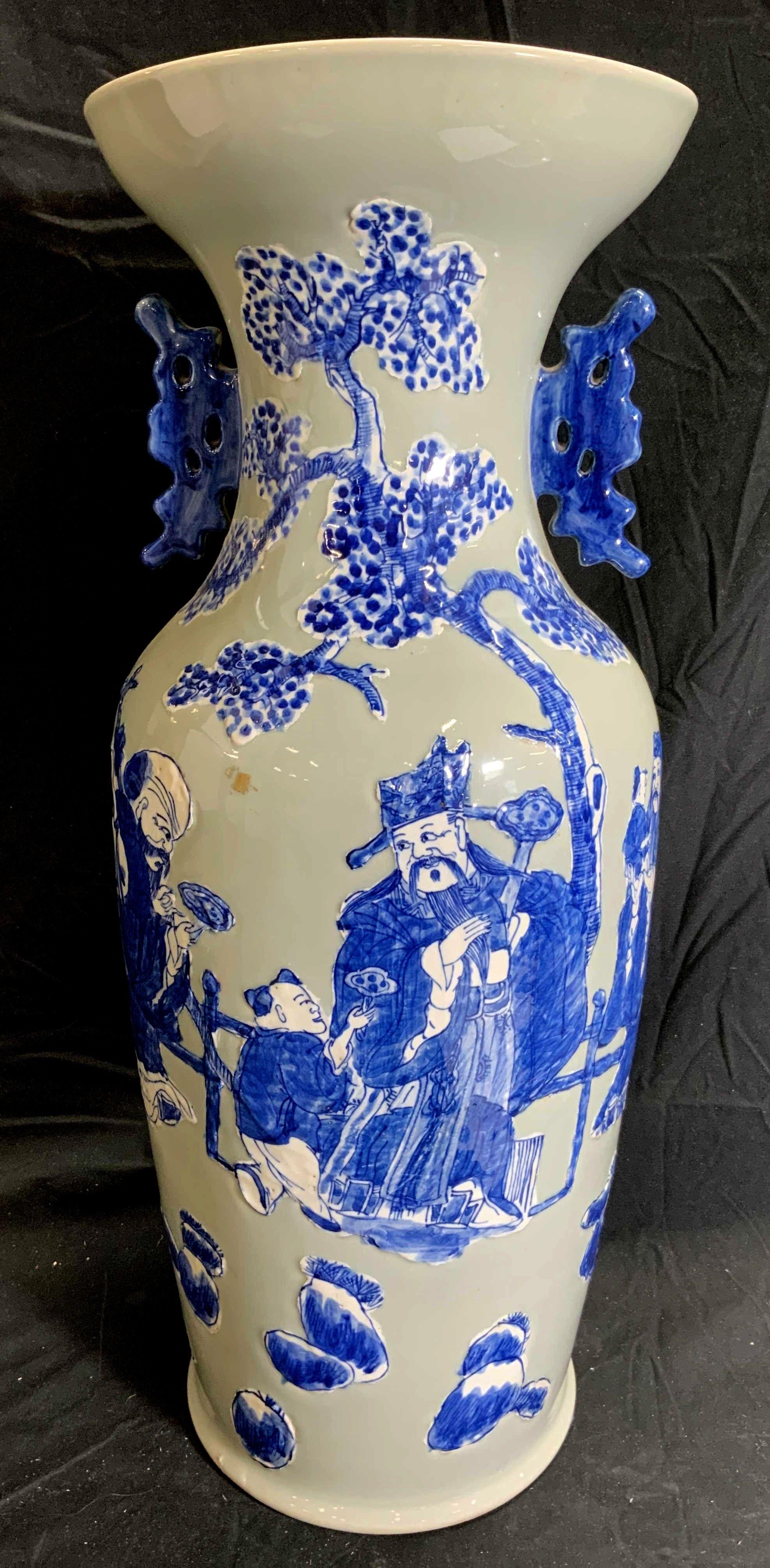 Un charmant et grand vase chinois avec des poignées en céladon bleu et blanc et aux tons bleus, représentant des détails de figures, de rochers et d'arbres. Le vase est en porcelaine et mesure environ 23,25 pouces de haut et 9 pouces de large.

 
