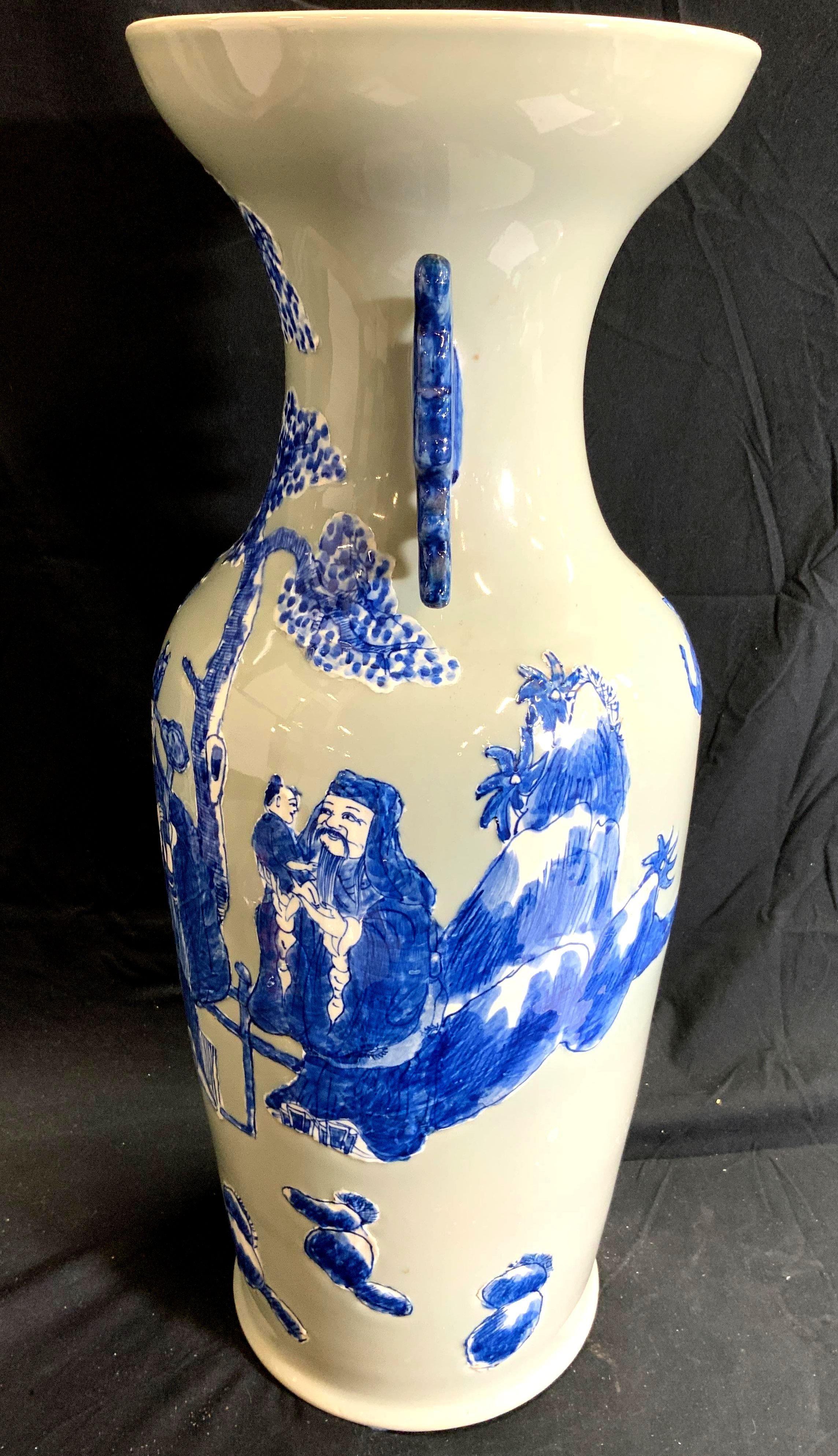 Chinois Grand vase de sol chinois antique en porcelaine bleu et blanc sur céladon en vente