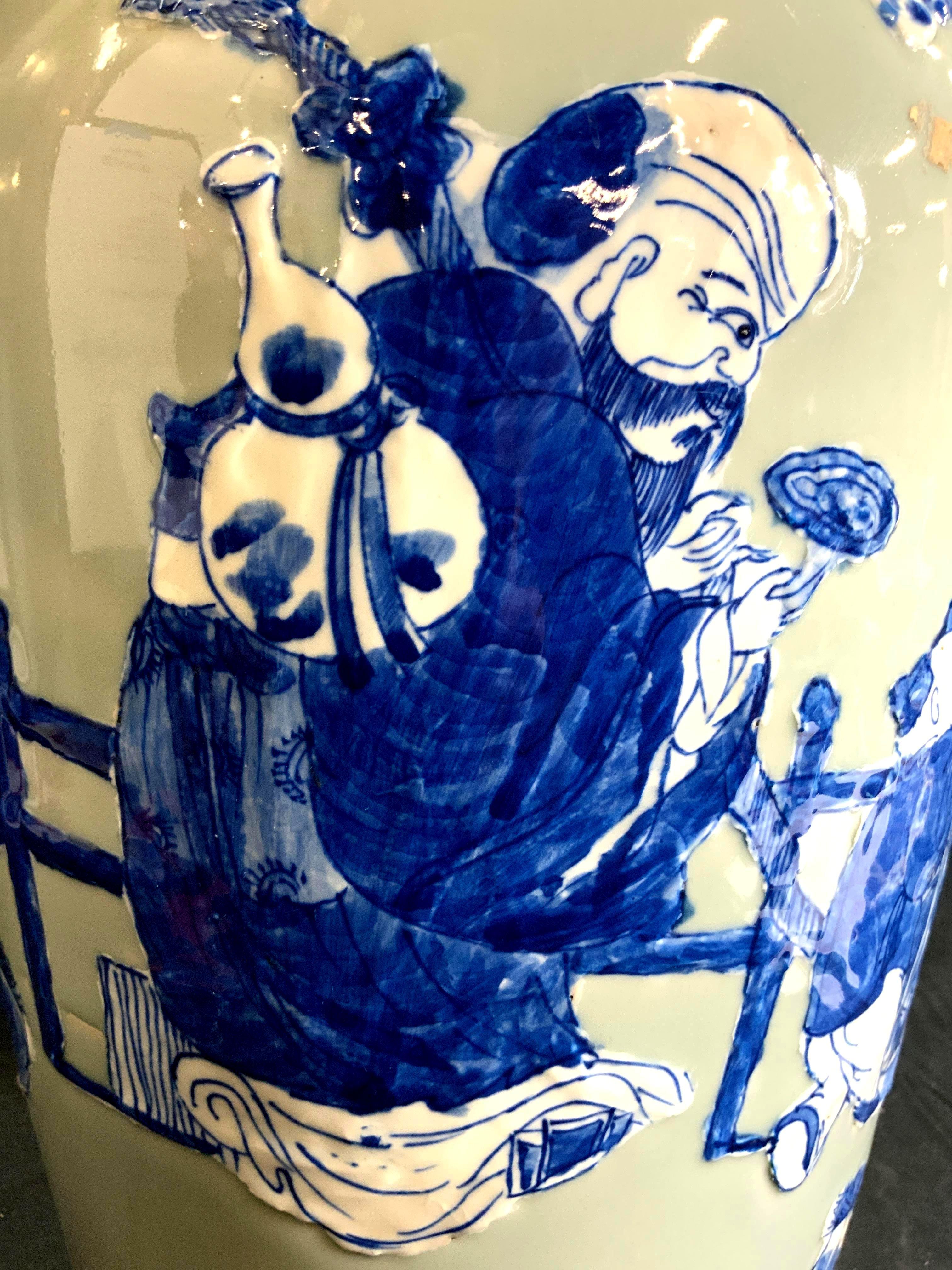 Grand vase de sol chinois antique en porcelaine bleu et blanc sur céladon Bon état - En vente à Norton, MA