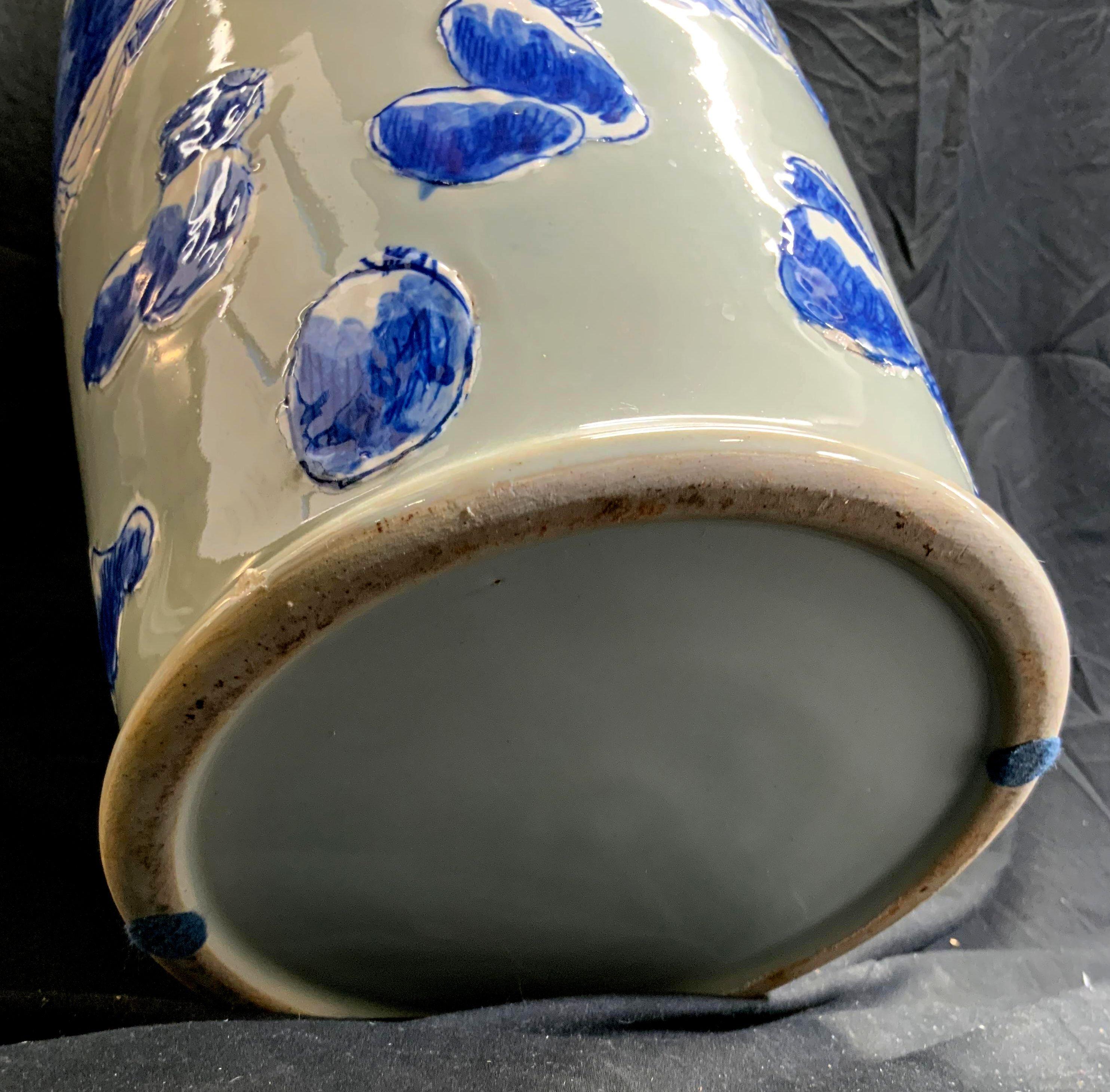 Laiton Grand vase de sol chinois antique en porcelaine bleu et blanc sur céladon en vente