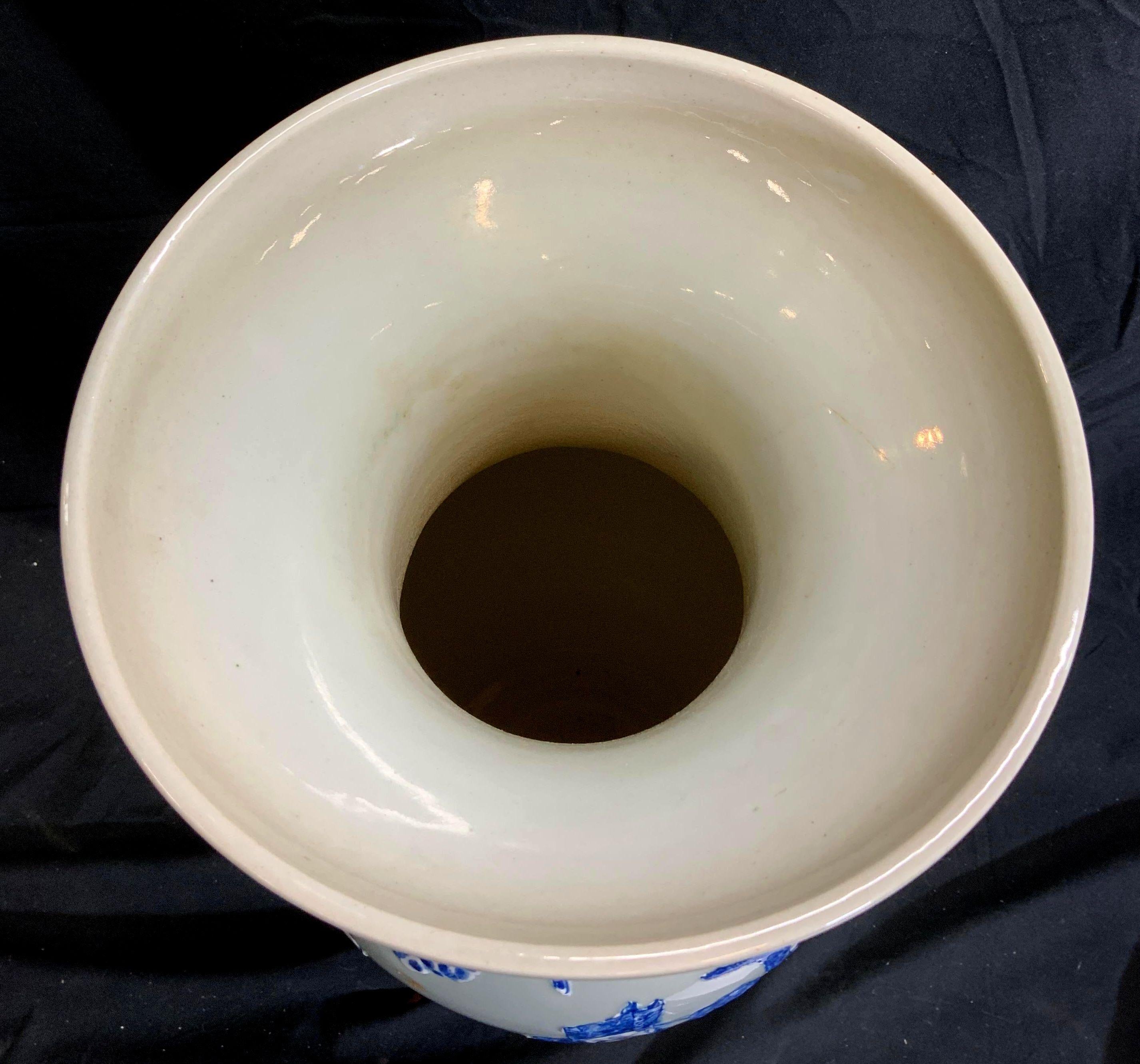 Grand vase de sol chinois antique en porcelaine bleu et blanc sur céladon en vente 1