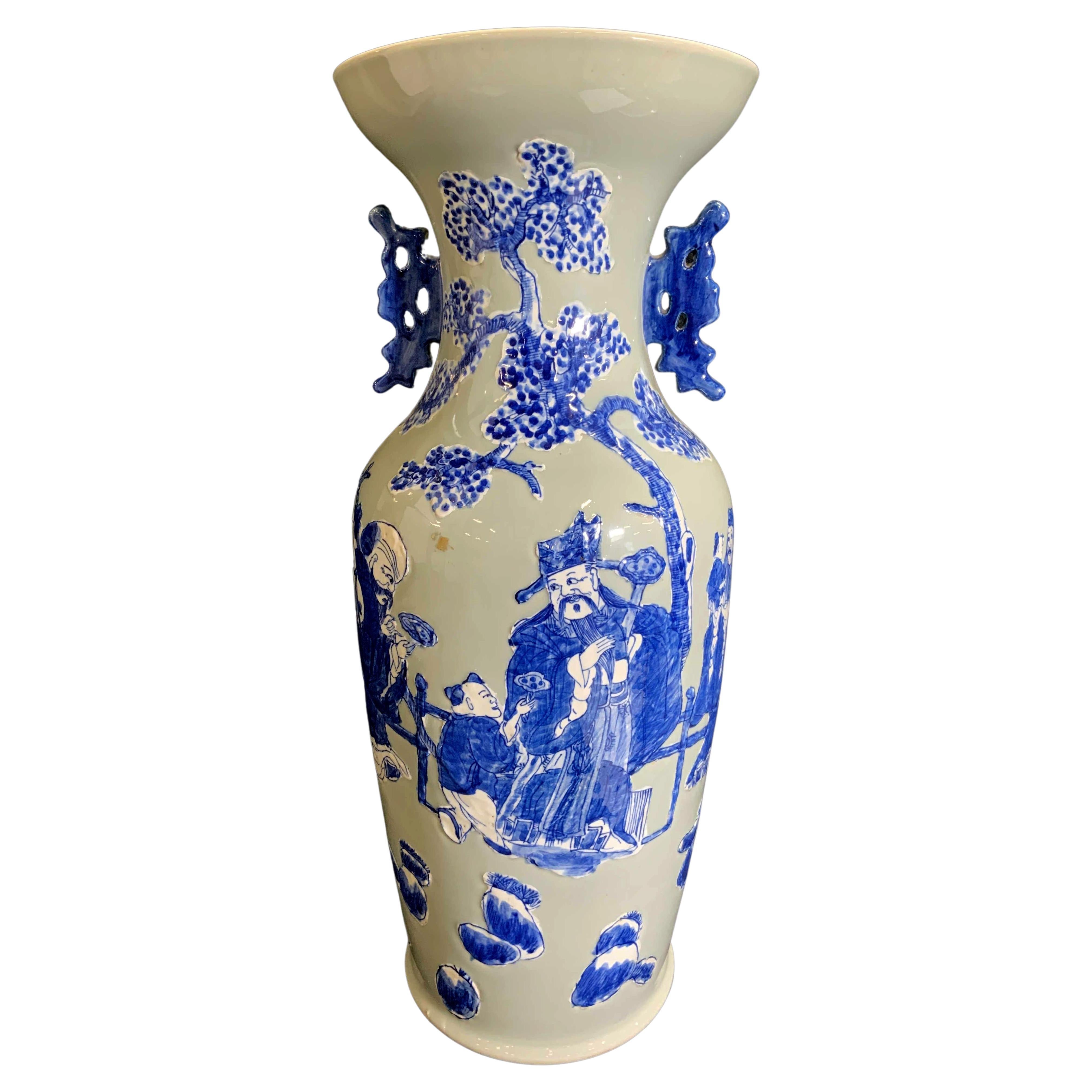 Grand vase de sol chinois antique en porcelaine bleu et blanc sur céladon en vente