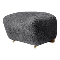Tabouret The Tired Man en chêne et peau de mouton fumé Antrachite de Lassen
