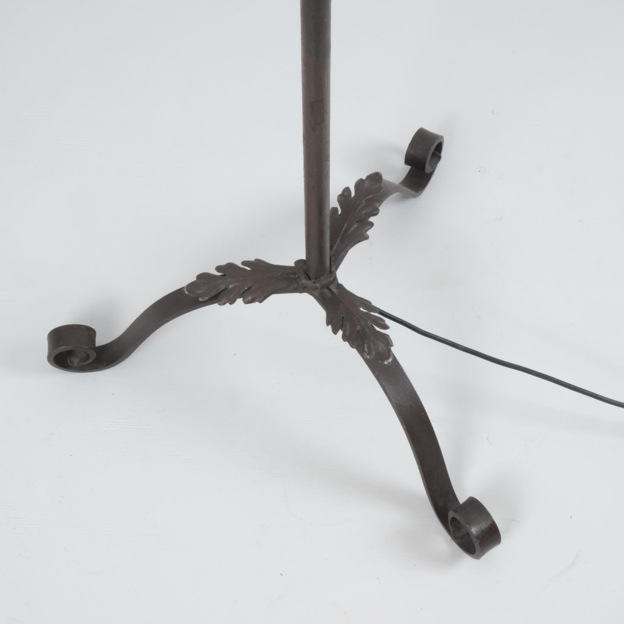Antti Hakkarainen Adjustable Wrought Iron Floor Lamp Model 816,  1930s In Good Condition For Sale In Helsinki, FI