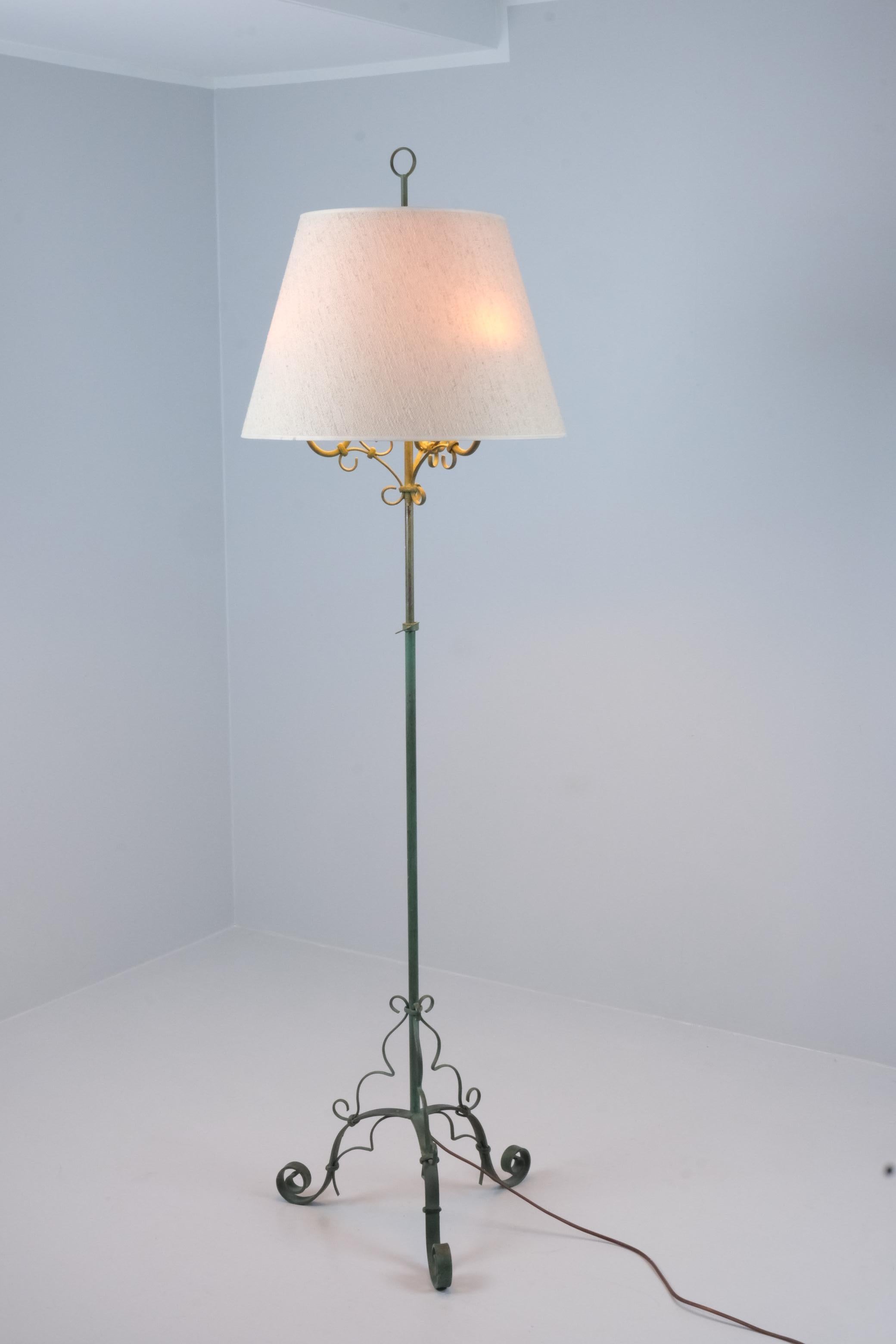 Questa bellezza in ferro è stata progettata dal designer finlandese Antti Hakkarainen e prodotta da Taidetakomo Hakkarainen per Idman.
Ha una struttura in ferro decorata con motivi di foglie e fiori, tre gambe ricurve e tre fonti di luce con