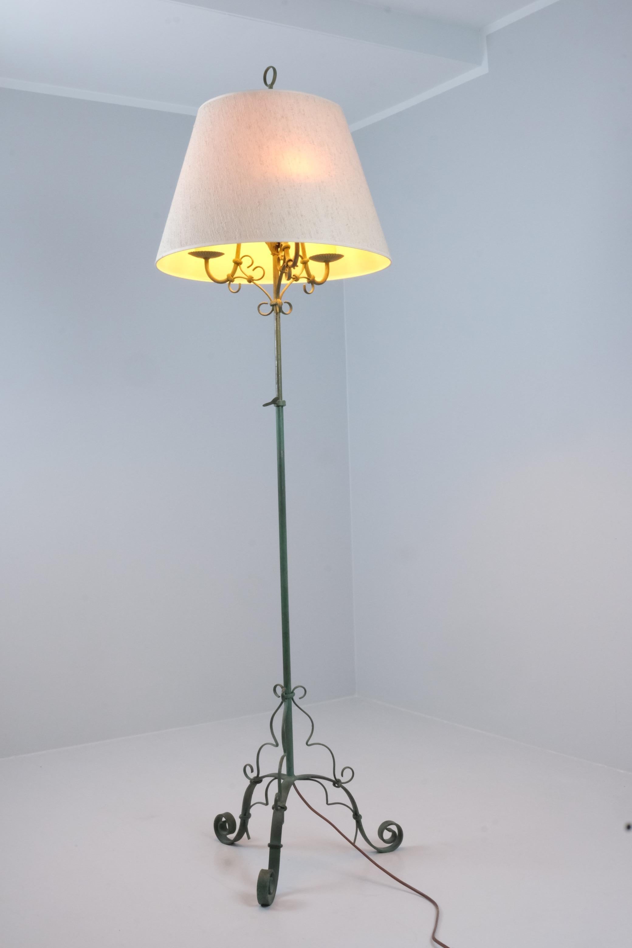 Finlandese Lampada da terra in ferro battuto di Antti Hakkarainen, modello 60328 per Idman, anni '50 in vendita