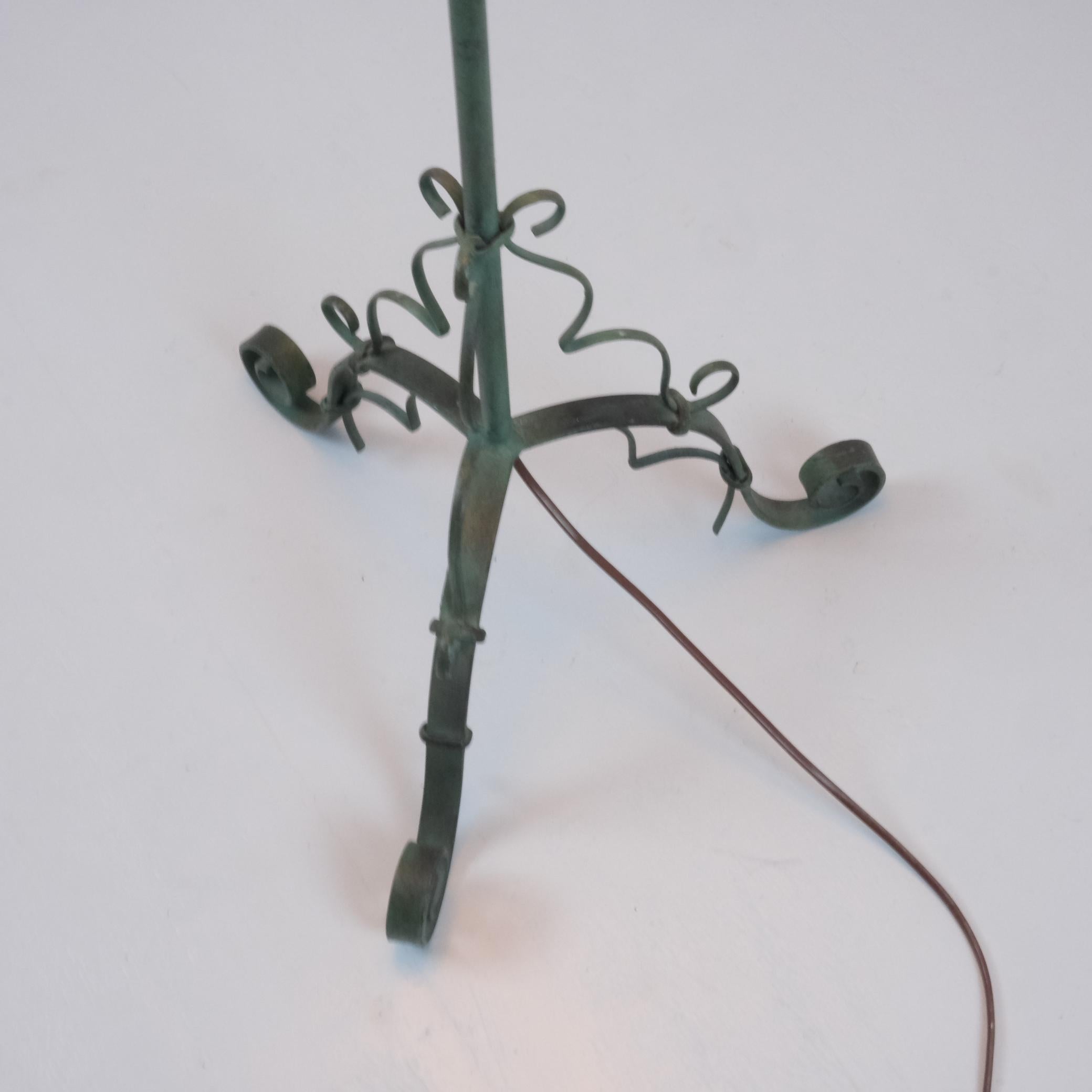 Lampada da terra in ferro battuto di Antti Hakkarainen, modello 60328 per Idman, anni '50 In condizioni buone in vendita a Helsinki, FI