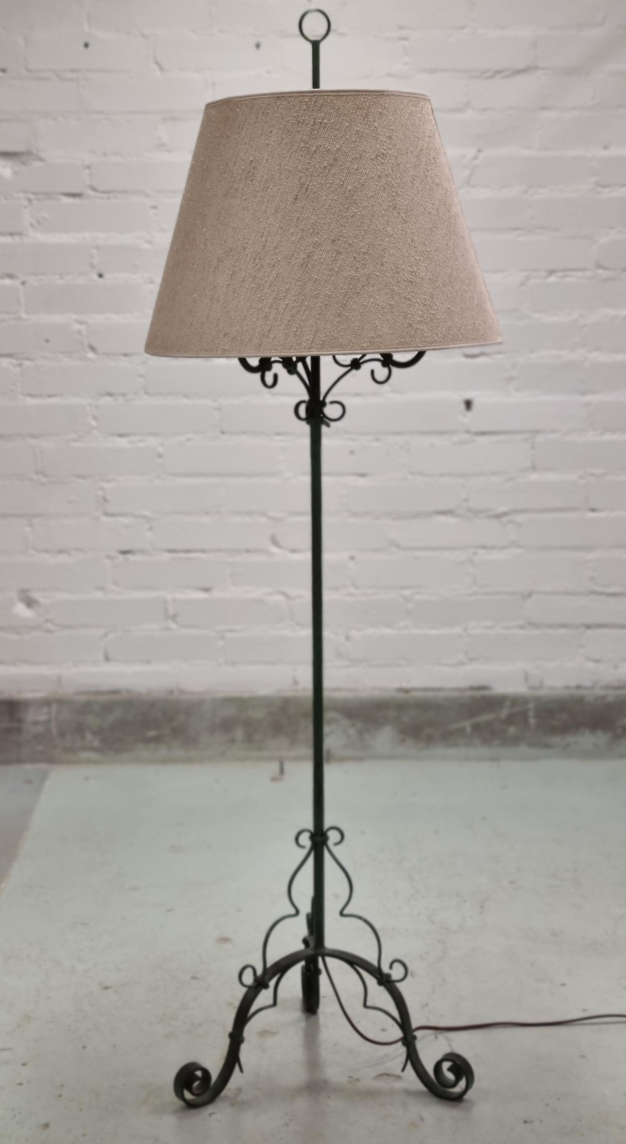 This iron beauty is designed by Finnish designer Antti Hakkarainen and manufactured by Taidetakomo Hakkarainen for Idman.
It has a decorated iron structure with leaf and flower motifs, three curved legs and three light sources with light switch on