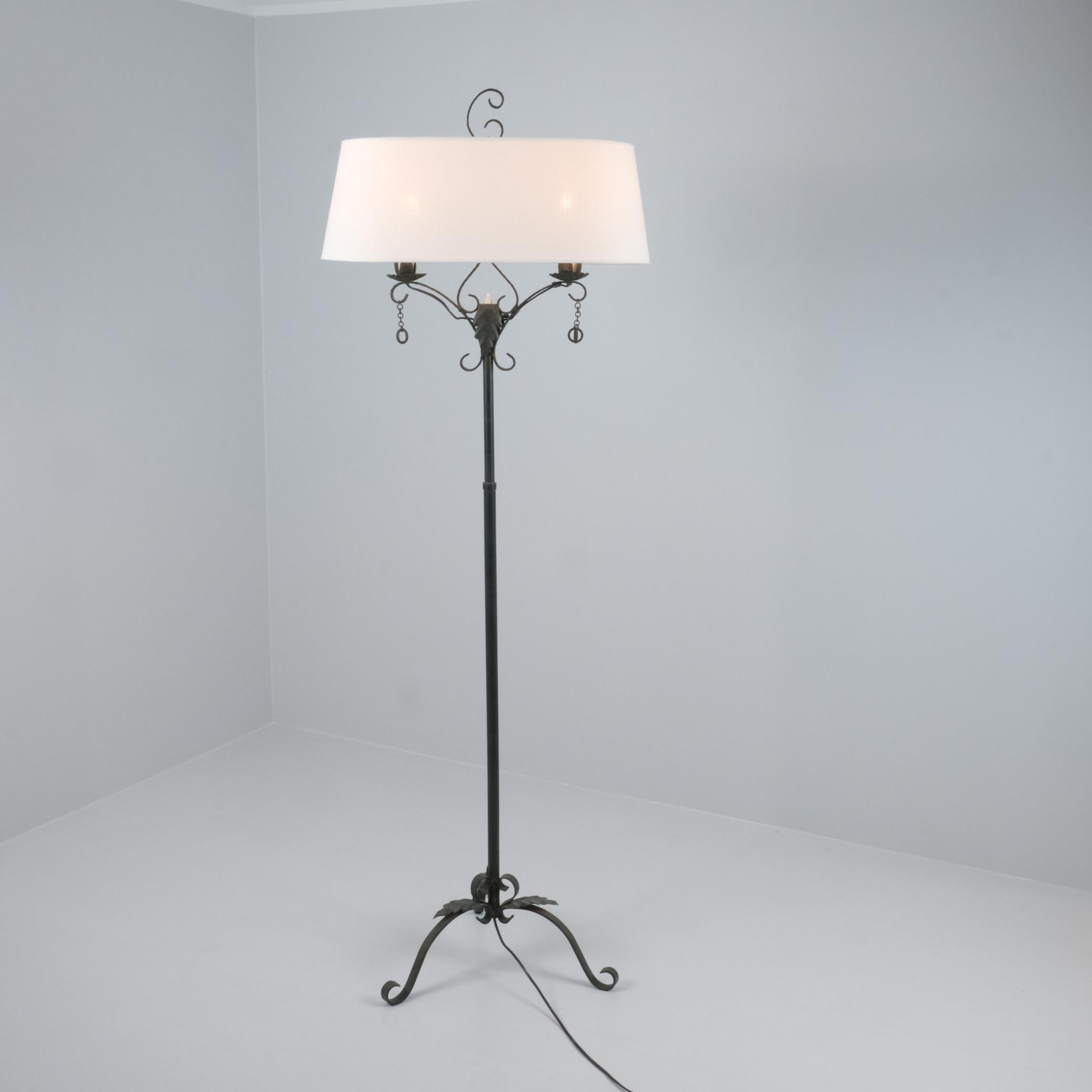 Esta belleza de hierro ha sido diseñada por el finlandés Antti Hakkarainen y fabricada por Taidetakomo Hakkarainen. Tiene una estructura de hierro decorada con motivos de hojas y adornos colgantes, tres patas curvadas y dos fuentes de luz con un