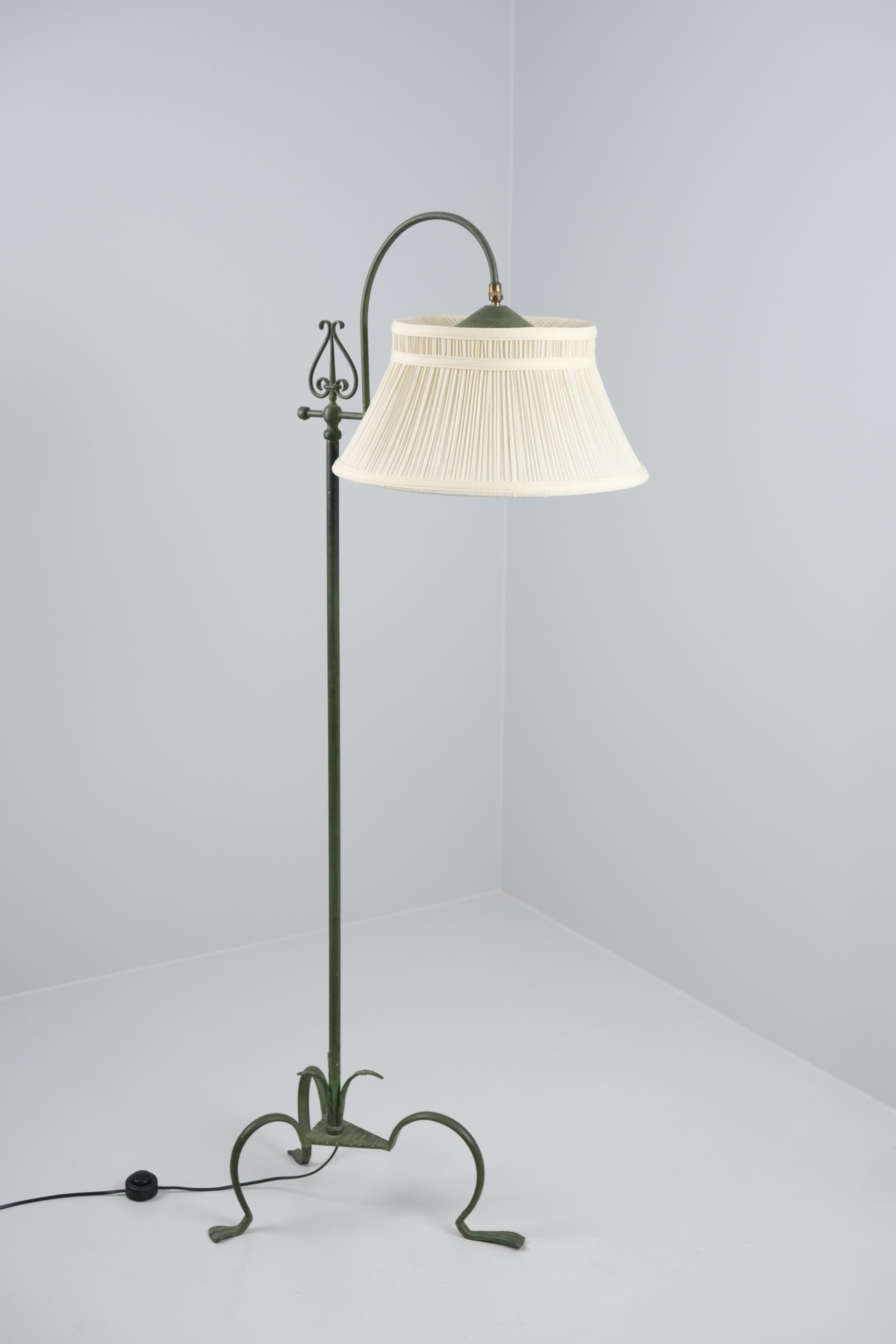 Tissu Lampadaire en fer forgé Antti Hakkarainen, milieu du 20e siècle en vente