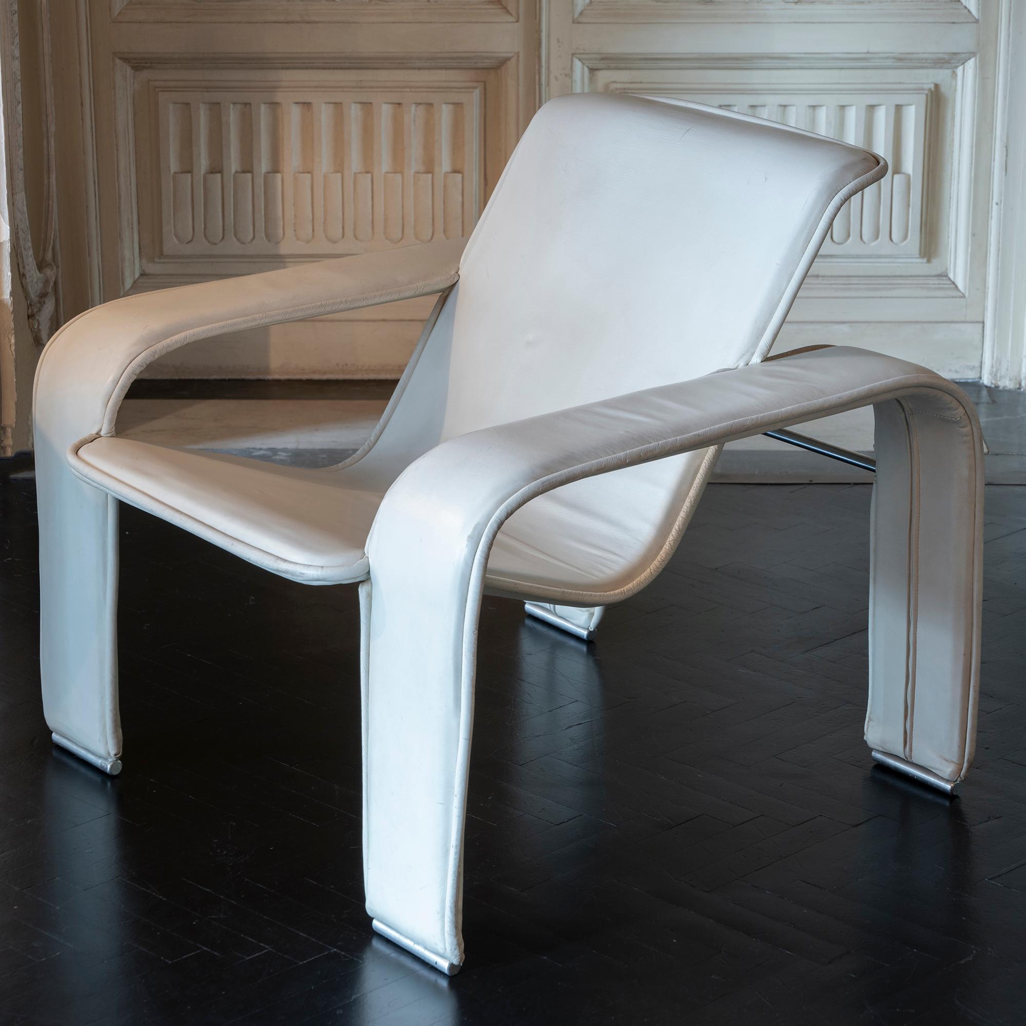 Antti Nurmesniemi Pair of White Leather Lounge Chairs, Finland 1980s 1