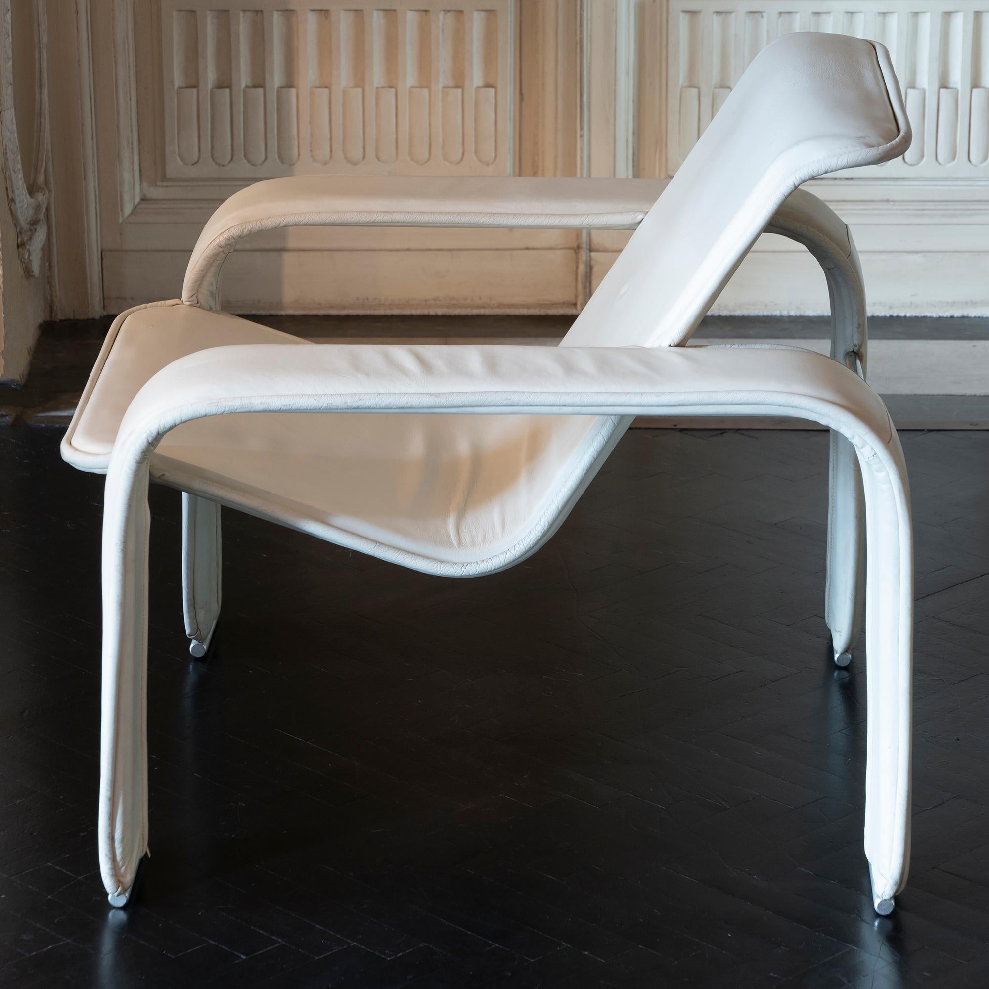 Antti Nurmesniemi Pair of White Leather Lounge Chairs, Finland 1980s 3