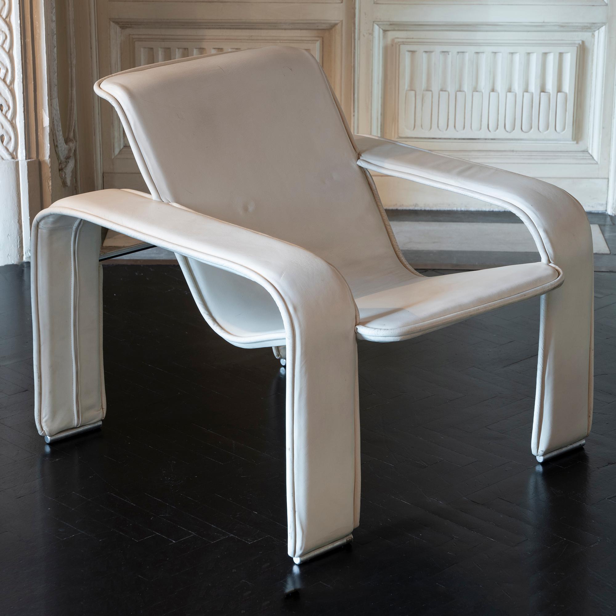 Antti Nurmesniemi pair of lounge chairs in original white leather, steel structure in perfect condition , the leather surface has some light scratches and dents like showed with beautiful and perfect vintage patina, Finland 1980s.