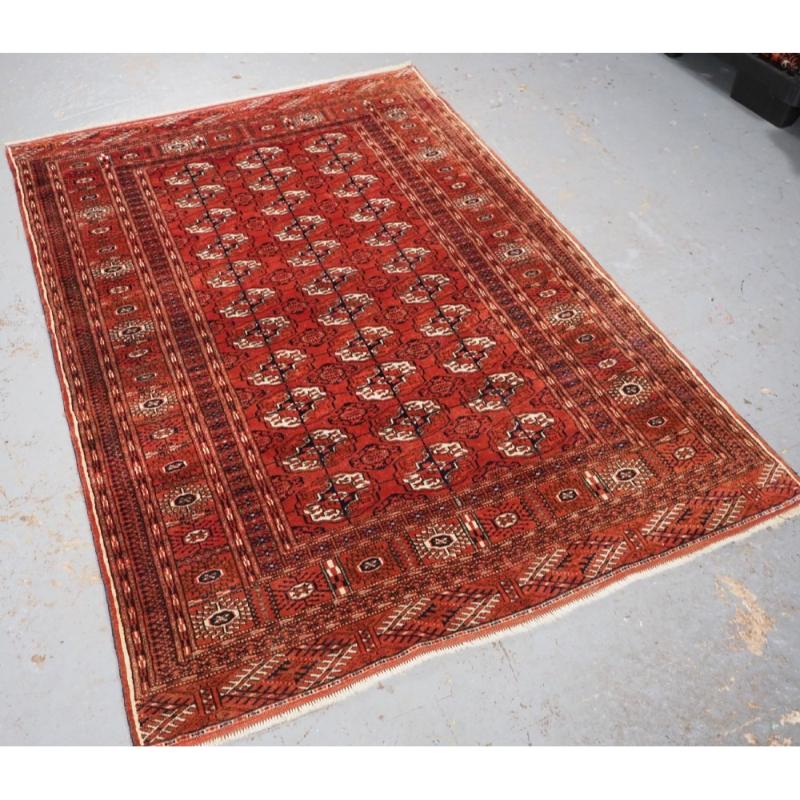 Antico tappeto Tekke Turkmen 'dip khali', con fondo marrone caldo / rosso
Circa 1900

I Dip Kahli sono considerati tappeti a 