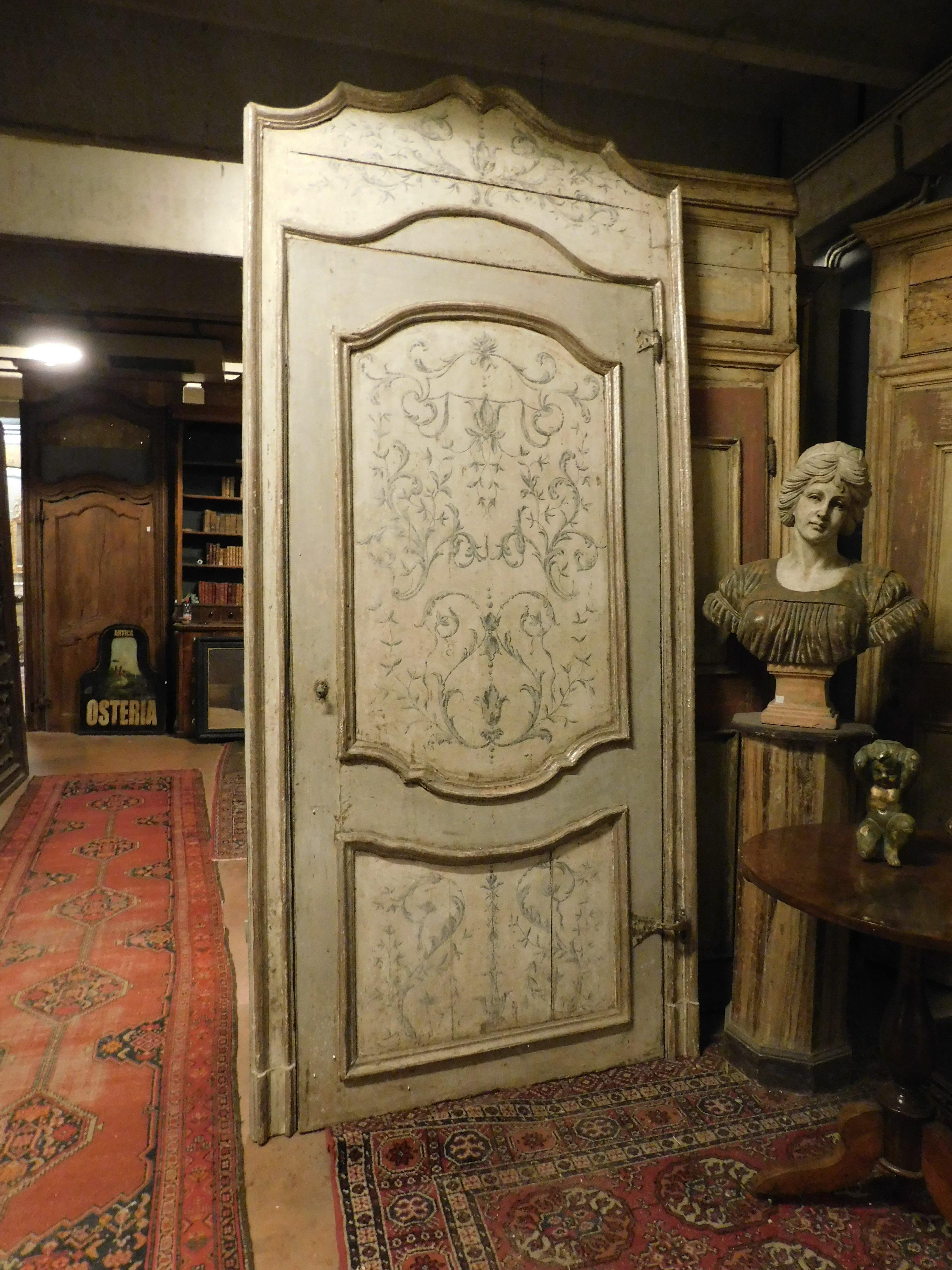 Ancient lacquered and hand-painted door with floral motifs typical of the time, silver-plated on the protruding molars and complete with original wavy frame, built in the 18th century for an important building in Italy.
Very beautiful, of great
