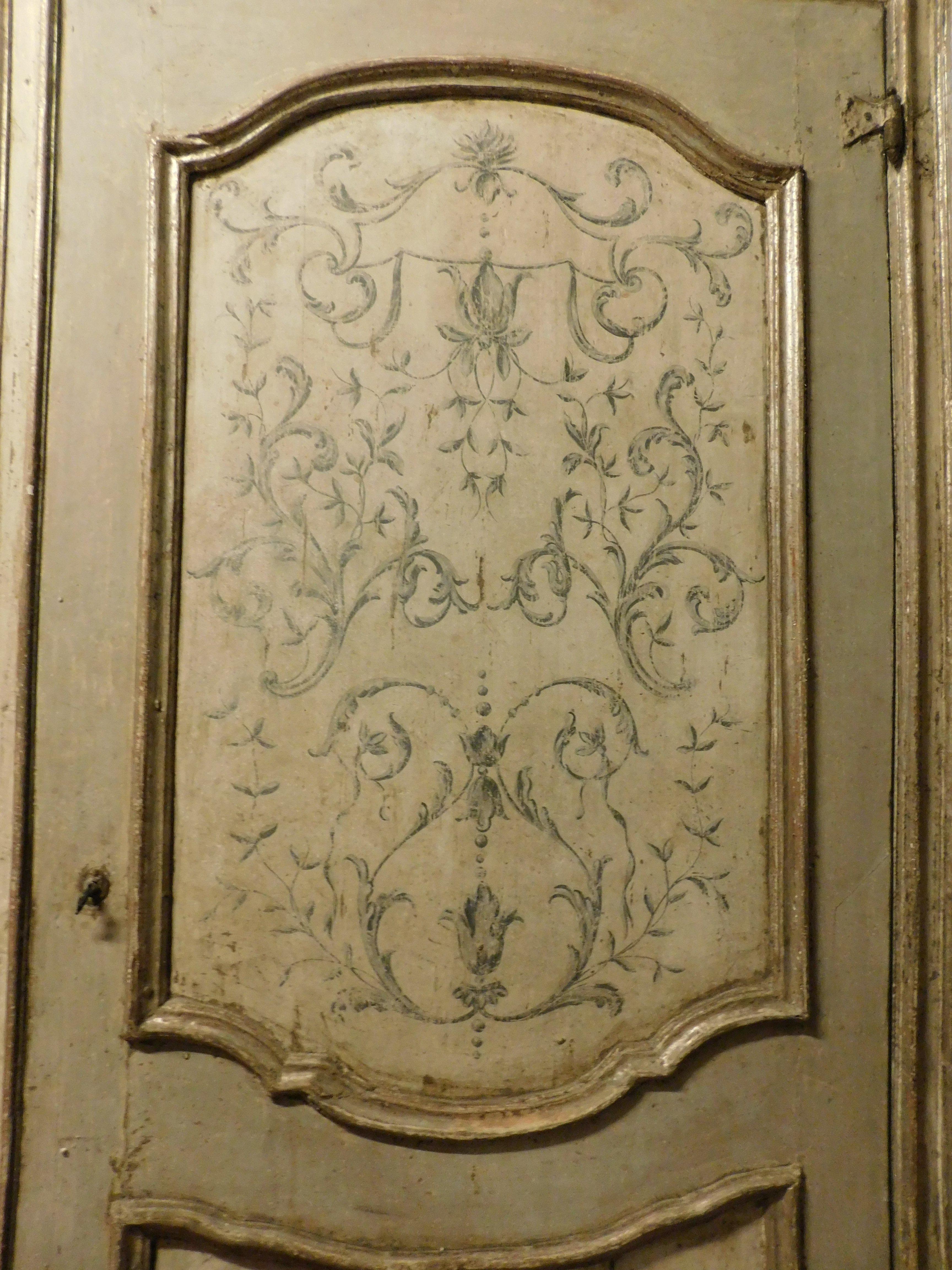 Antuqe Lackierte, bemalte, versilberte, versilberte Tür, komplett mit Rahmen,700 Italien (18. Jahrhundert und früher) im Angebot