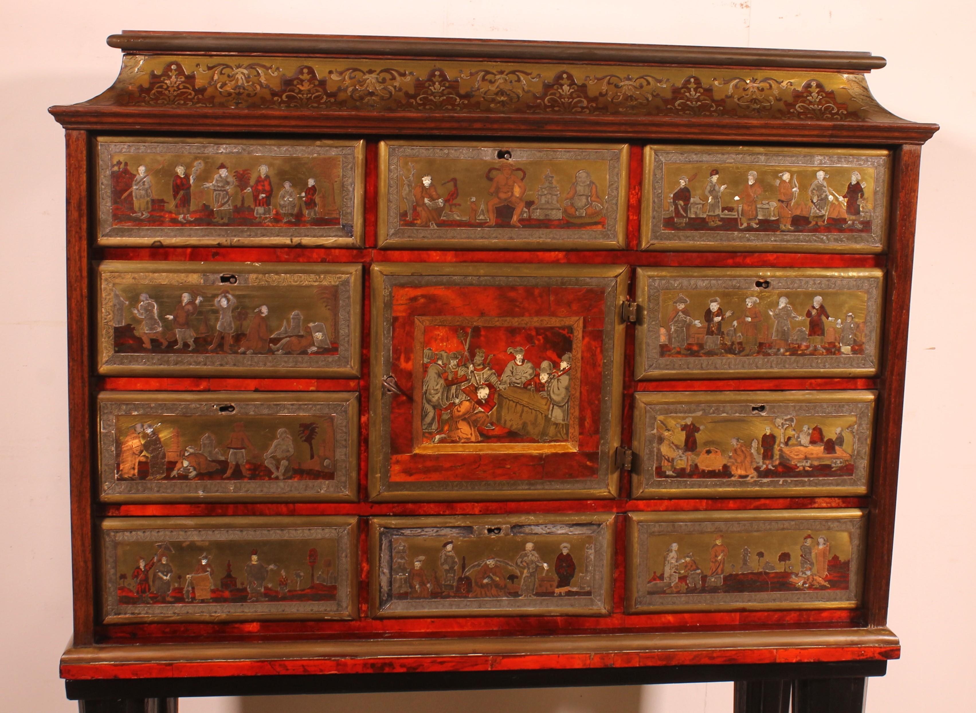 Superbo e unico mobile del periodo barocco di Anversa con decorazione asiatica in guscio di tartaruga, intarsio di sfere di peltro e ottone, ornamenti in bronzo cesellato e dorato. 18 secolo
Il mobile si apre con 6 cassetti, due grandi in basso e in