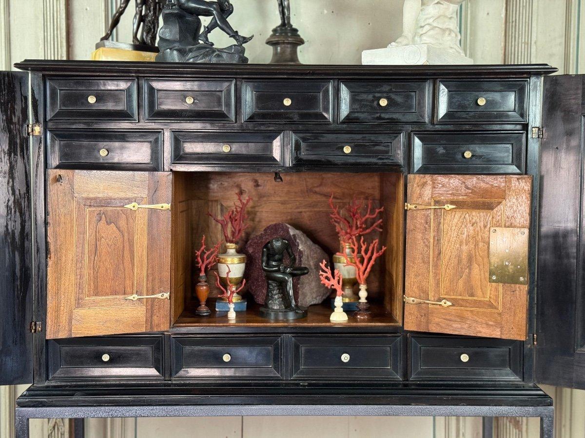 Antwerp Cabinet In Ebony And Bone, 17th Century In Excellent Condition For Sale In Honnelles, WHT
