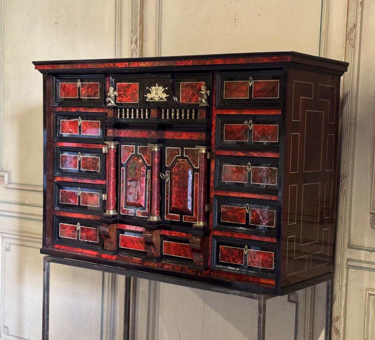Remarkable Antwerp cabinet, tortoiseshell, bone, ebony, padauk and gilded bronzes. modern steel base

Height with the steel base: 160cm