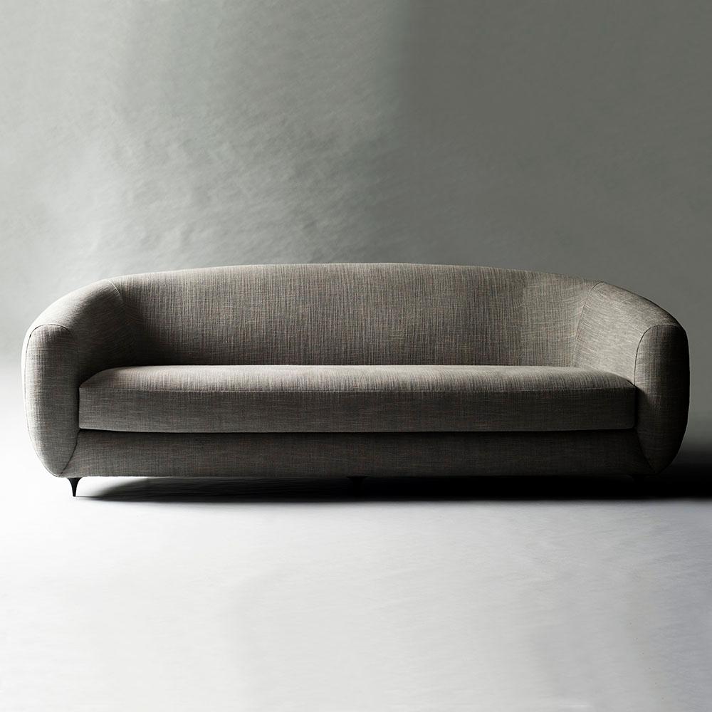 El sofá Amberes de DeMuro Das presenta un asiento y un respaldo elegantes, pero generosamente proporcionados, con patas delicadamente ahusadas de bronce negro macizo fundido a mano. El cojín del asiento puede ser de relleno estándar (polifibra