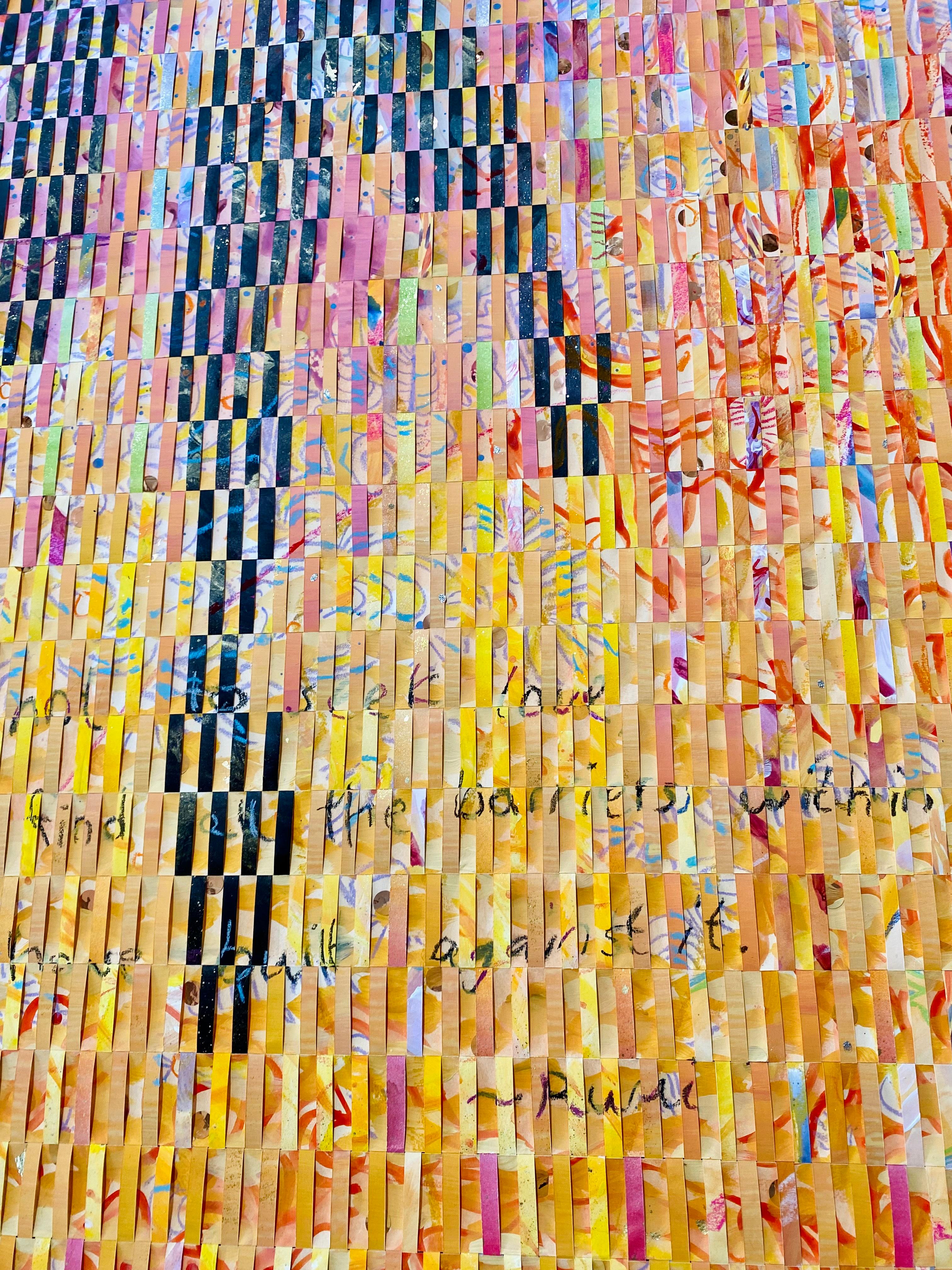 Dieses einzigartige Kunstwerk entsteht durch das Verweben von Streifen aus bemaltem Fabriano-Papier, um eine komplexe Komposition mit Tiefe und Textur zu schaffen. Das Kunstwerk wird gerahmt und an der Rückwand aufgehängt. Die Maße von 160 x 140 cm