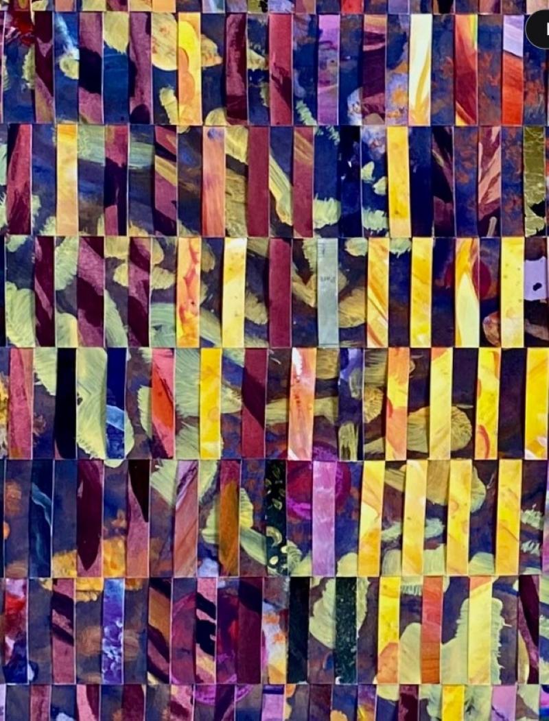 Um dieses Meisterwerk zu schaffen, hat Kempken eine einzigartige Technik angewandt, bei der mehrere Kunstwerke gemalt und dann zerschnitten werden, um sie wieder miteinander zu verweben. Der Prozess des Webens ist für sie  meditativ und