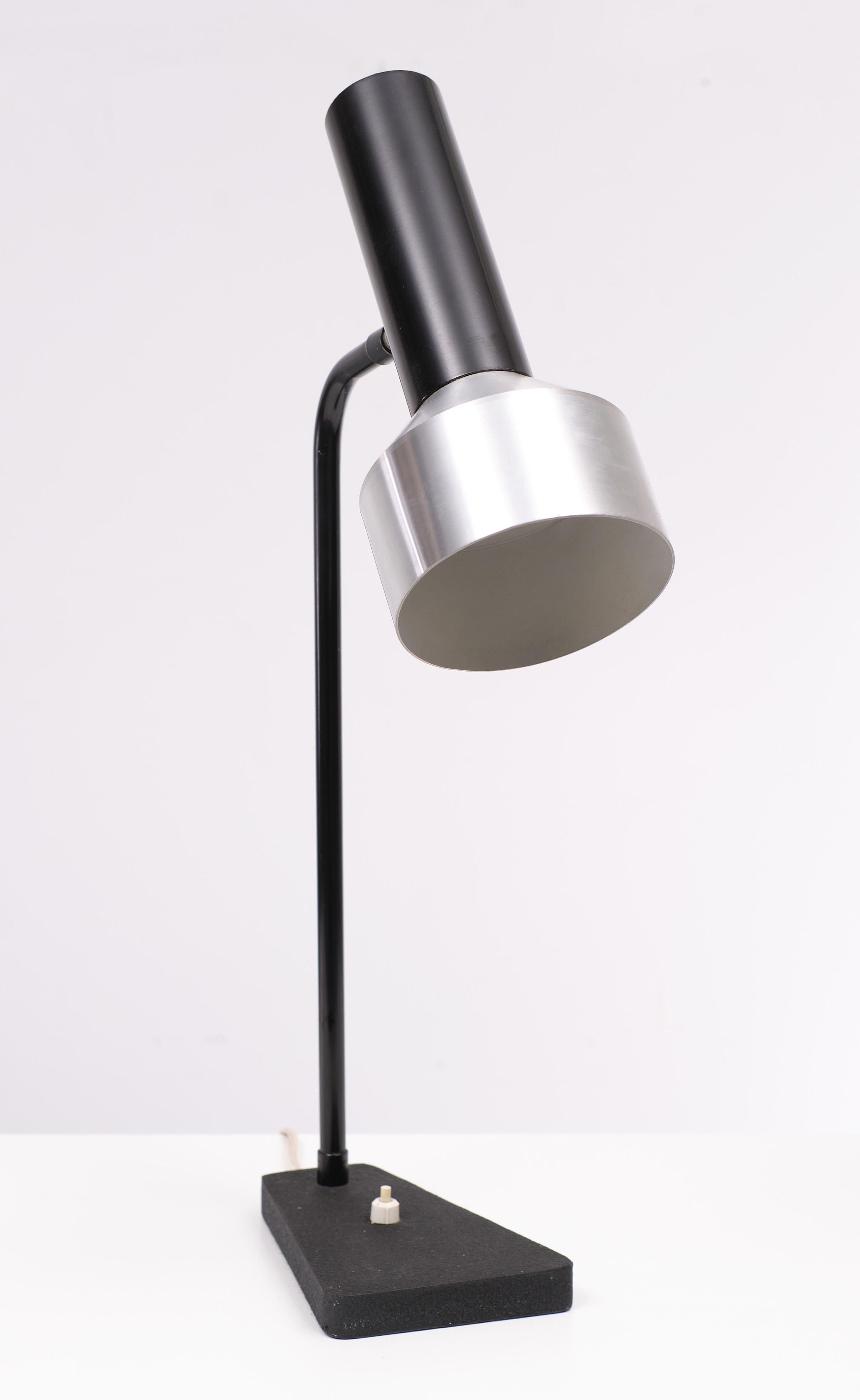 Very nice rare Anvia Almelo, desk lamp. Aluminum shade. Small dent.
Switch on the base. 1 large E27 bulb needed.