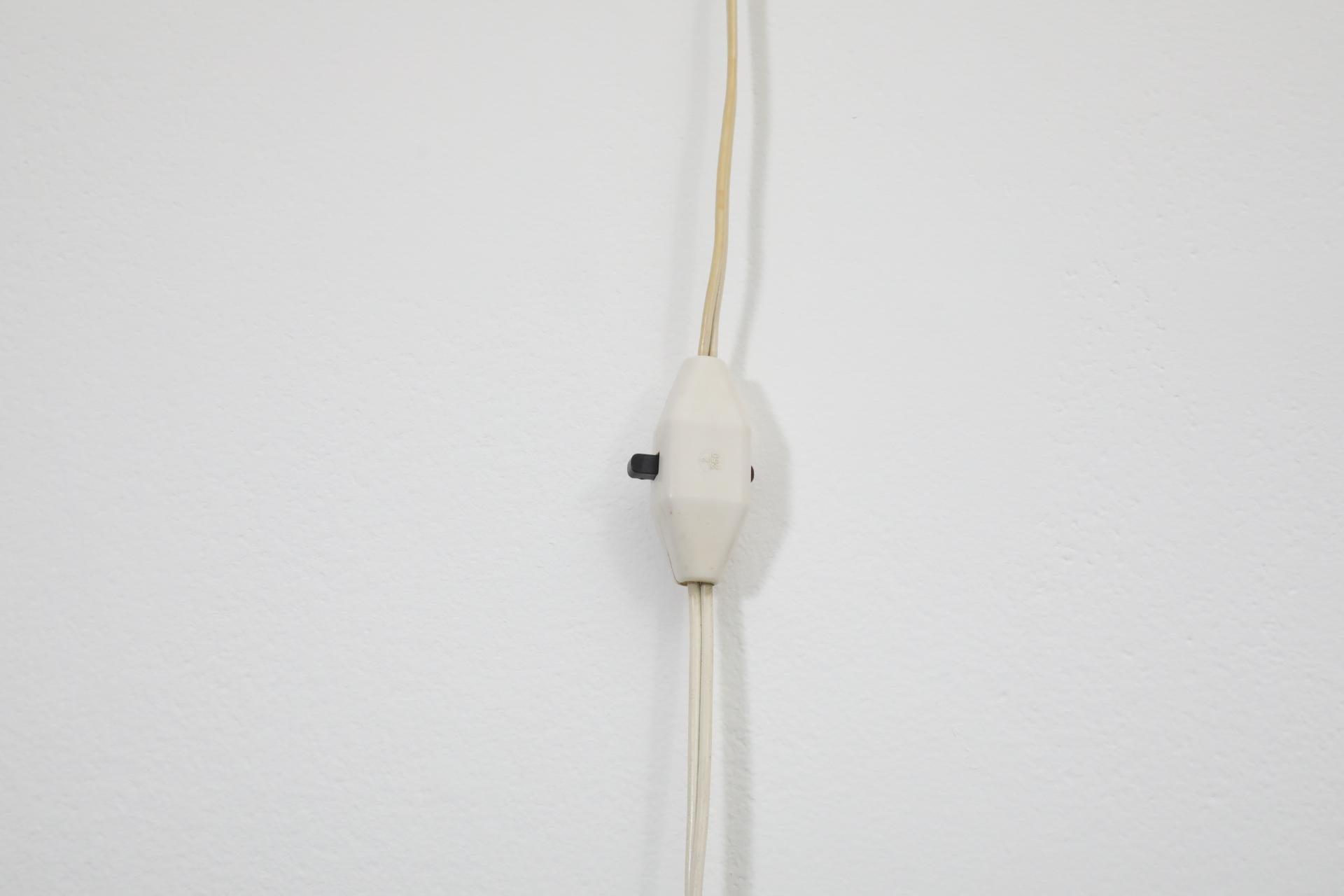 Anvia, applique lineare di metà secolo in metallo smaltato bianco con accenti in ottone in vendita 2