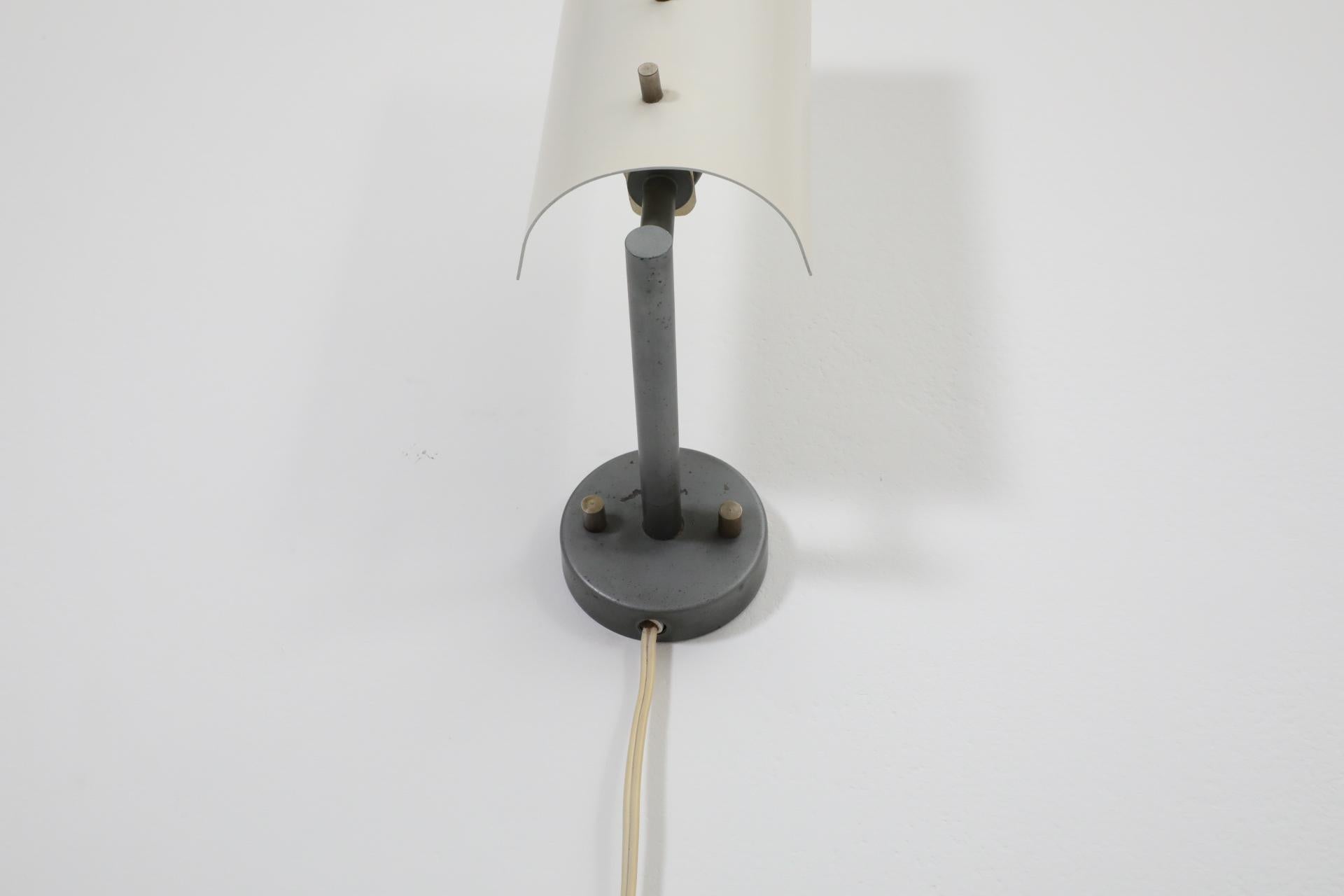 Anvia, applique lineare di metà secolo in metallo smaltato bianco con accenti in ottone in vendita 3