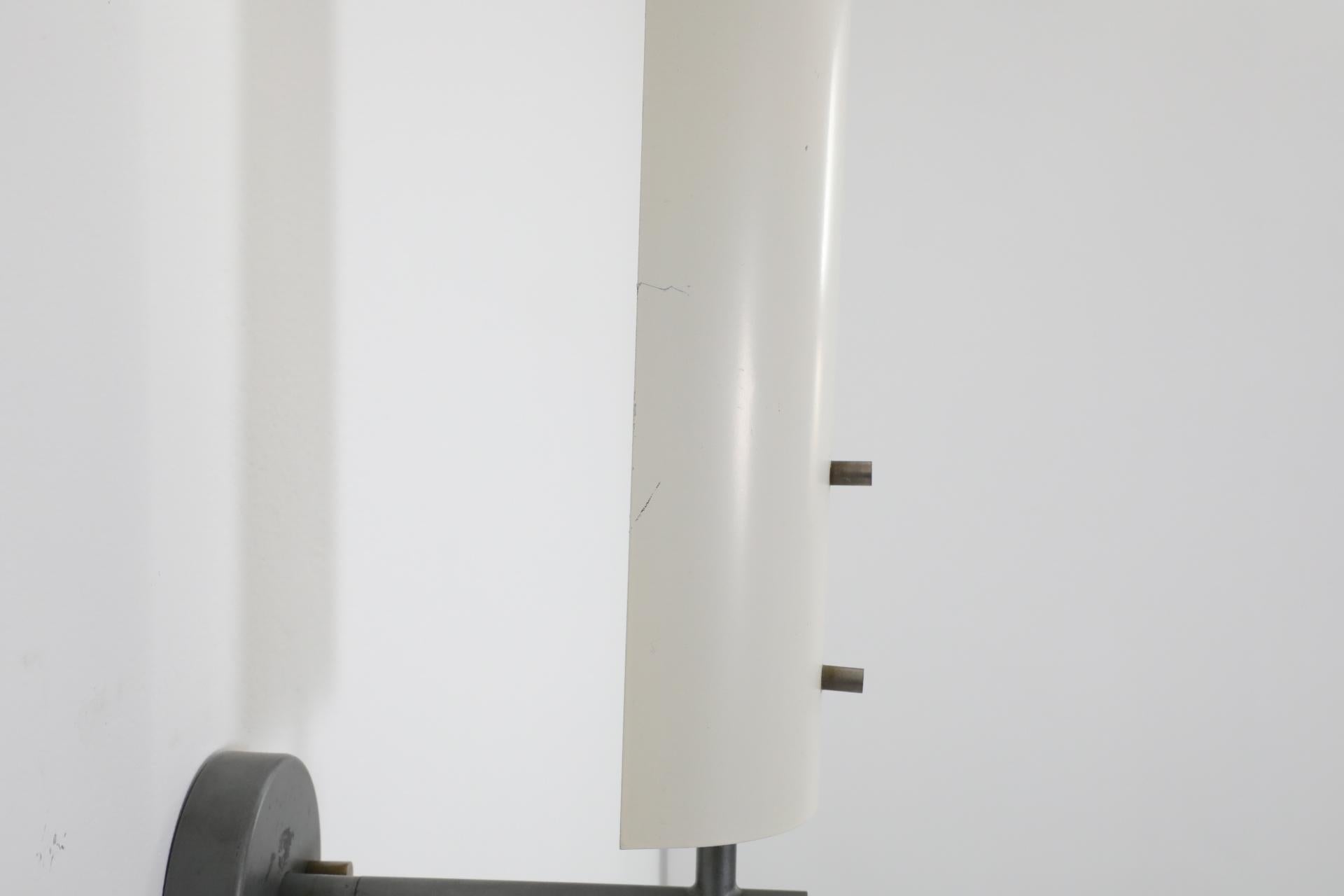 Anvia, applique lineare di metà secolo in metallo smaltato bianco con accenti in ottone in vendita 4