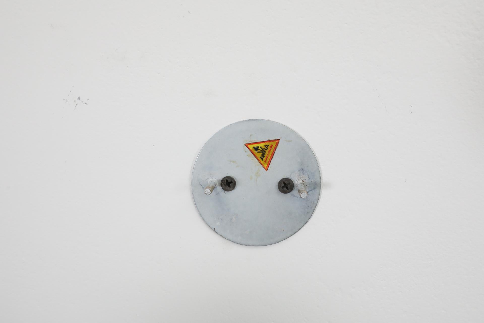 Anvia, applique lineare di metà secolo in metallo smaltato bianco con accenti in ottone in vendita 6