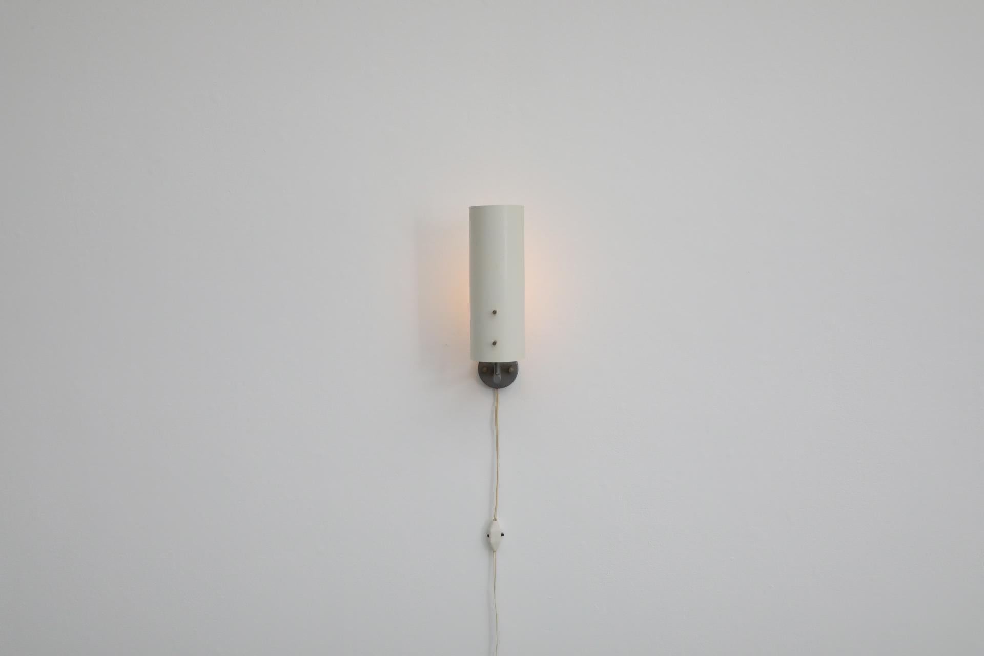 Mid-Century moderno Anvia, applique lineare di metà secolo in metallo smaltato bianco con accenti in ottone in vendita