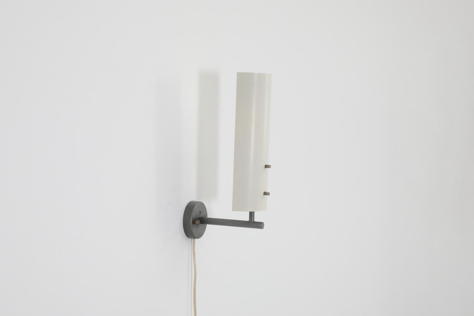 Anvia, applique lineare di metà secolo in metallo smaltato bianco con accenti in ottone In condizioni buone in vendita a Los Angeles, CA